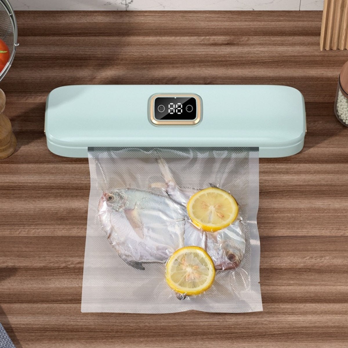 Versiegelter Beutel mit Fisch und Zitronenscheiben. Auf Holzoberfläche neben einem Siegelgerät.