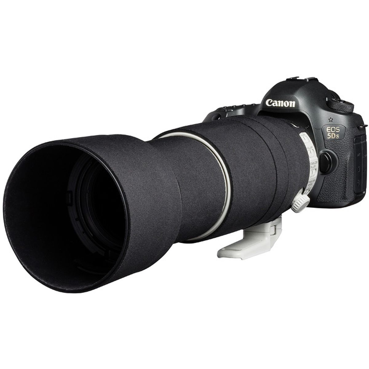 Canon-Kamera mit langem schwarzem Objektiv. Die Kamera steht auf weißem Hintergrund.