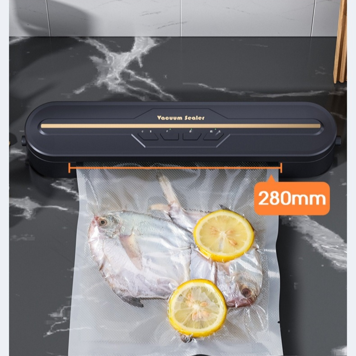 Vakuumiergerät mit Fisch und Zitronenscheiben im Beutel. Das Gerät ist schwarz und hat einen Goldstreifen.