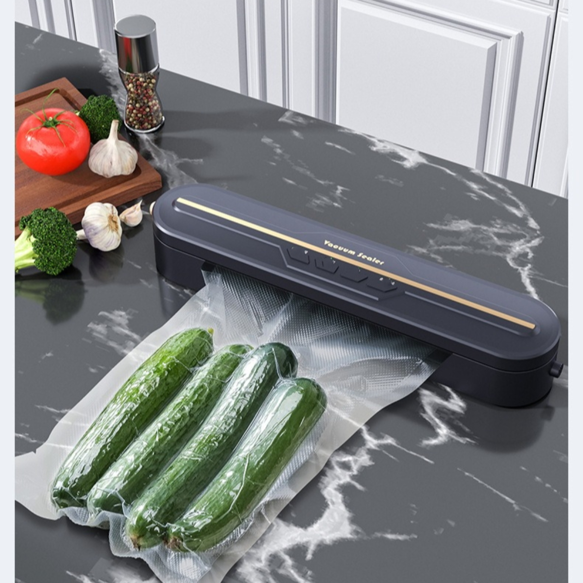Ein Vakuumierer mit Gurken in Tüten auf einer Theke, mit Gemüse im Hintergrund.