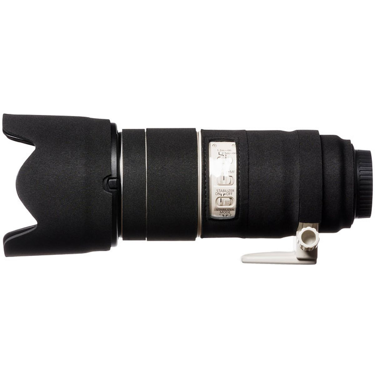 Ein schwarzes Kameraobjektiv mit Gegenlichtblende und Stabilisatoreinstellungen. Das Objektiv ist schwarz mit weißen Details.