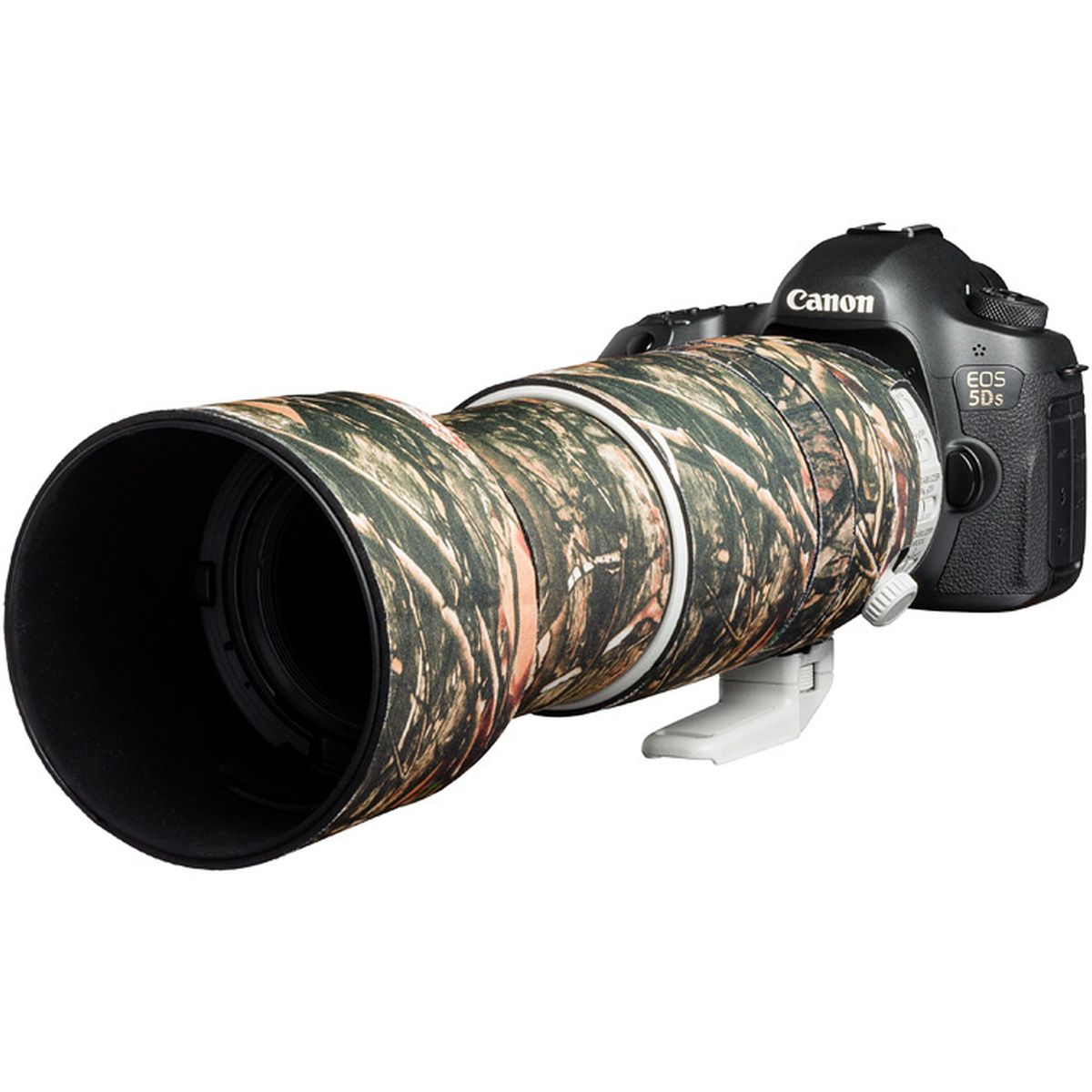 Canon-Kamera mit langem, tarnfarbenem Objektiv vor weißem Hintergrund.