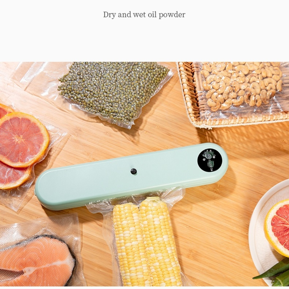 Ein Vakuumierer mit Lebensmitteln: grüne Bohnen, Cashewnüsse, Grapefruit und Mais. Die Artikel befinden sich auf einer Holzoberfläche.