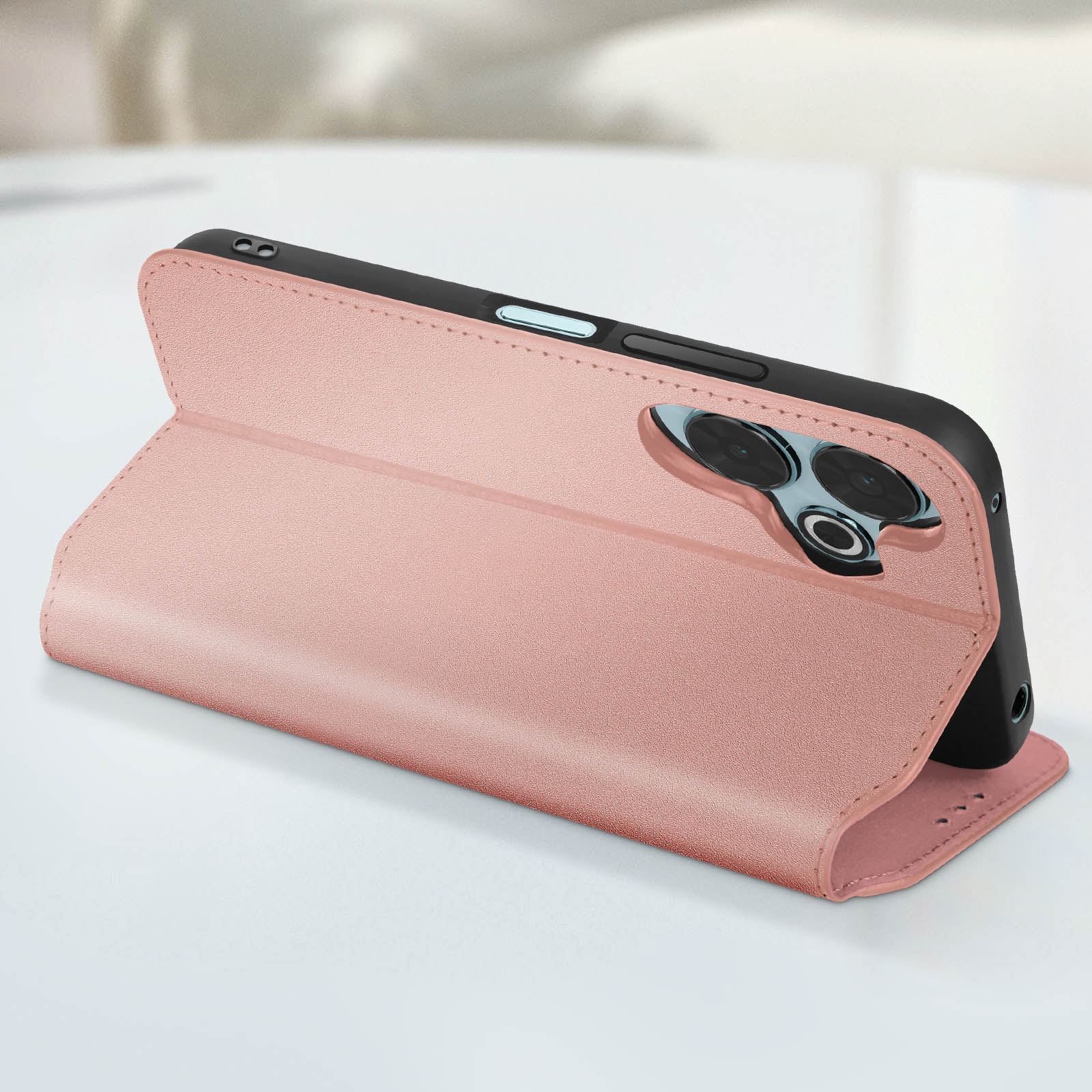 Custodia rosa aperta, che tiene un telefono nero. Tripla fotocamera visibile. Sfondo bianco.