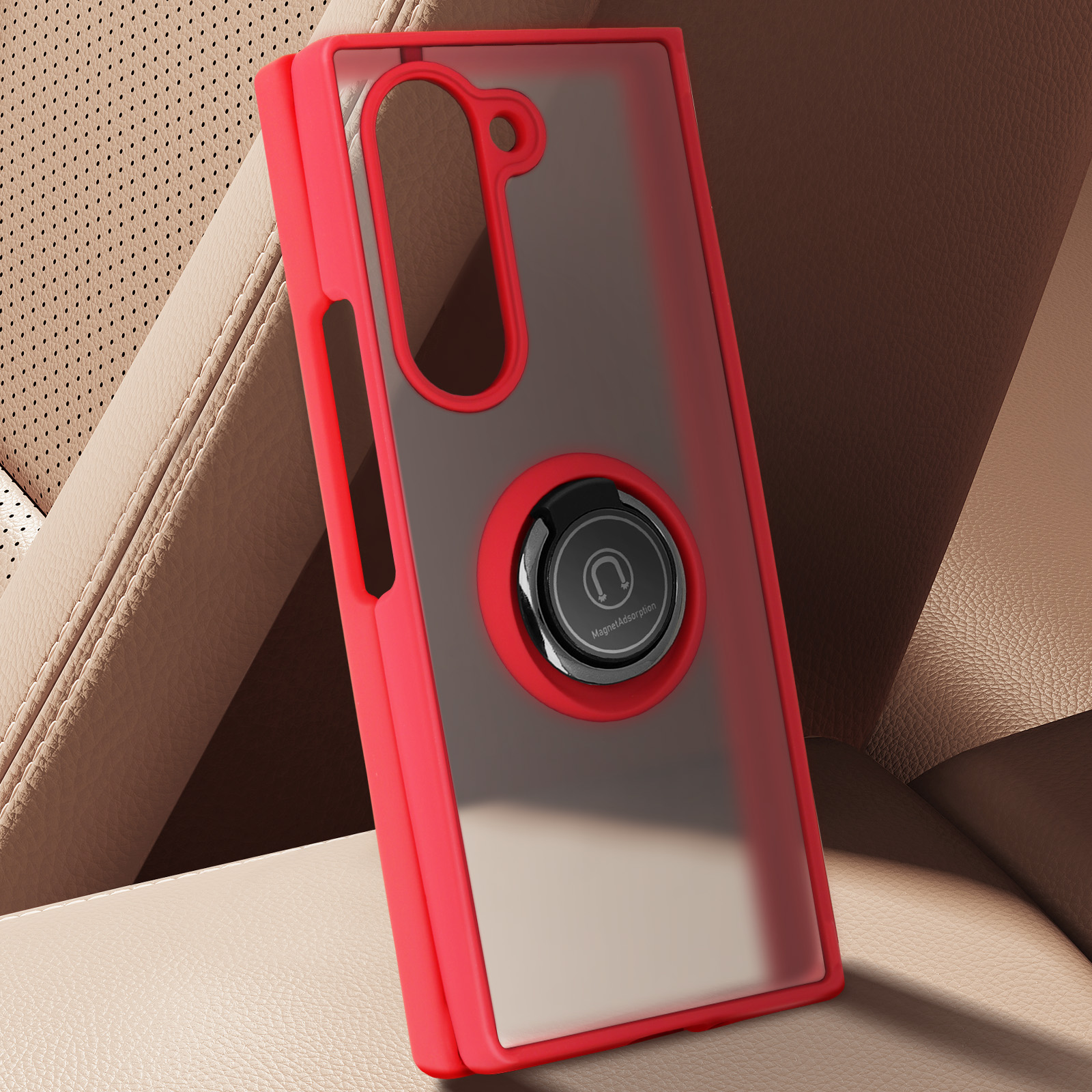 Custodia rossa per telefono su un sedile auto. Ha un supporto ad anello magnetico.