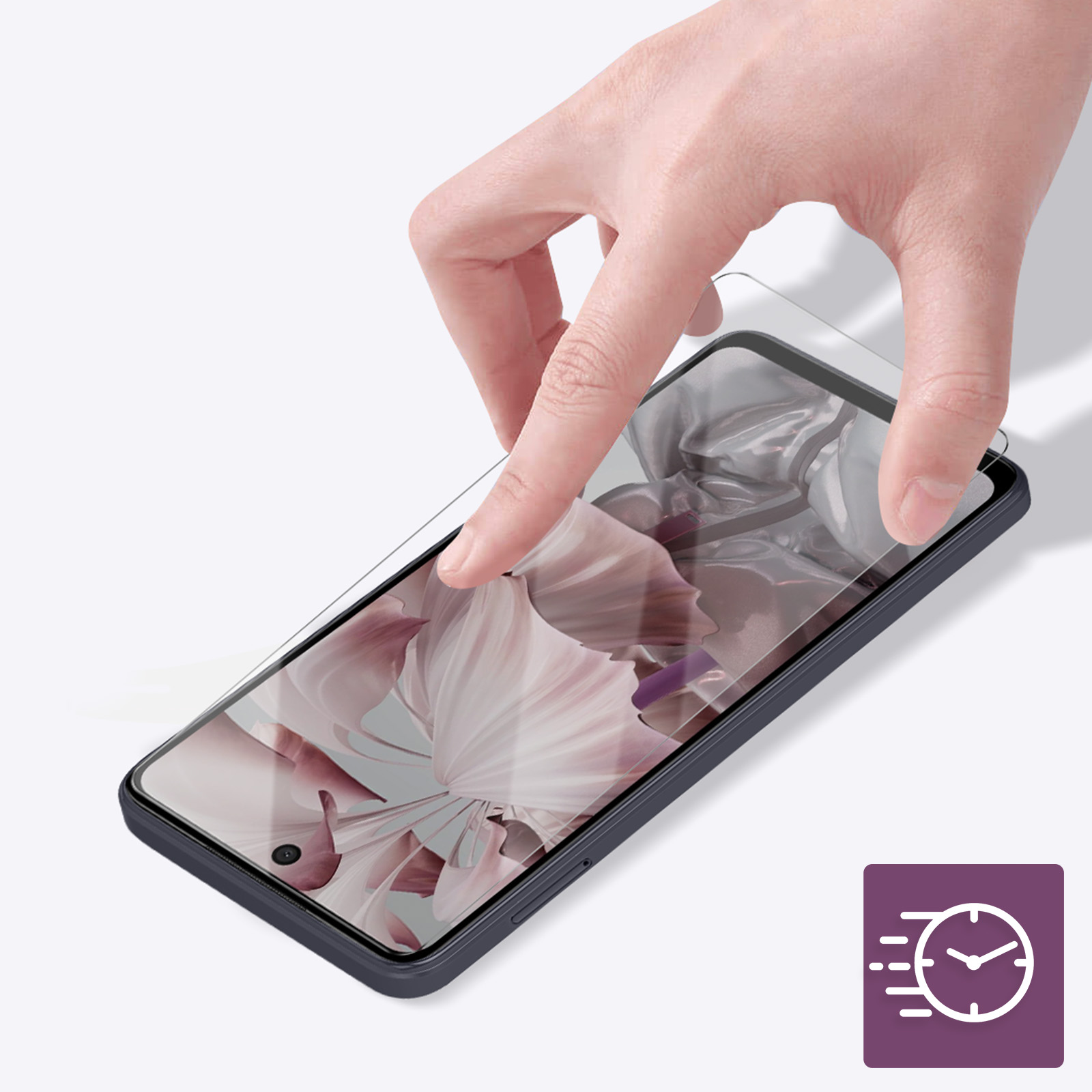 Mano che applica una protezione per lo schermo su un telefono.