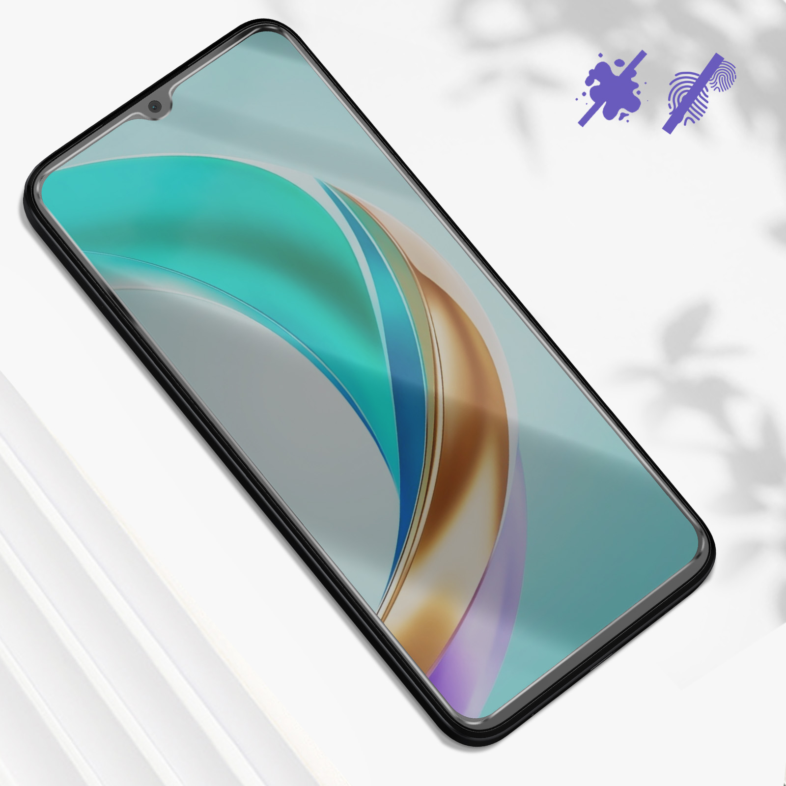 Smartphone con protezione schermo, leggermente angolato, su superficie bianca.