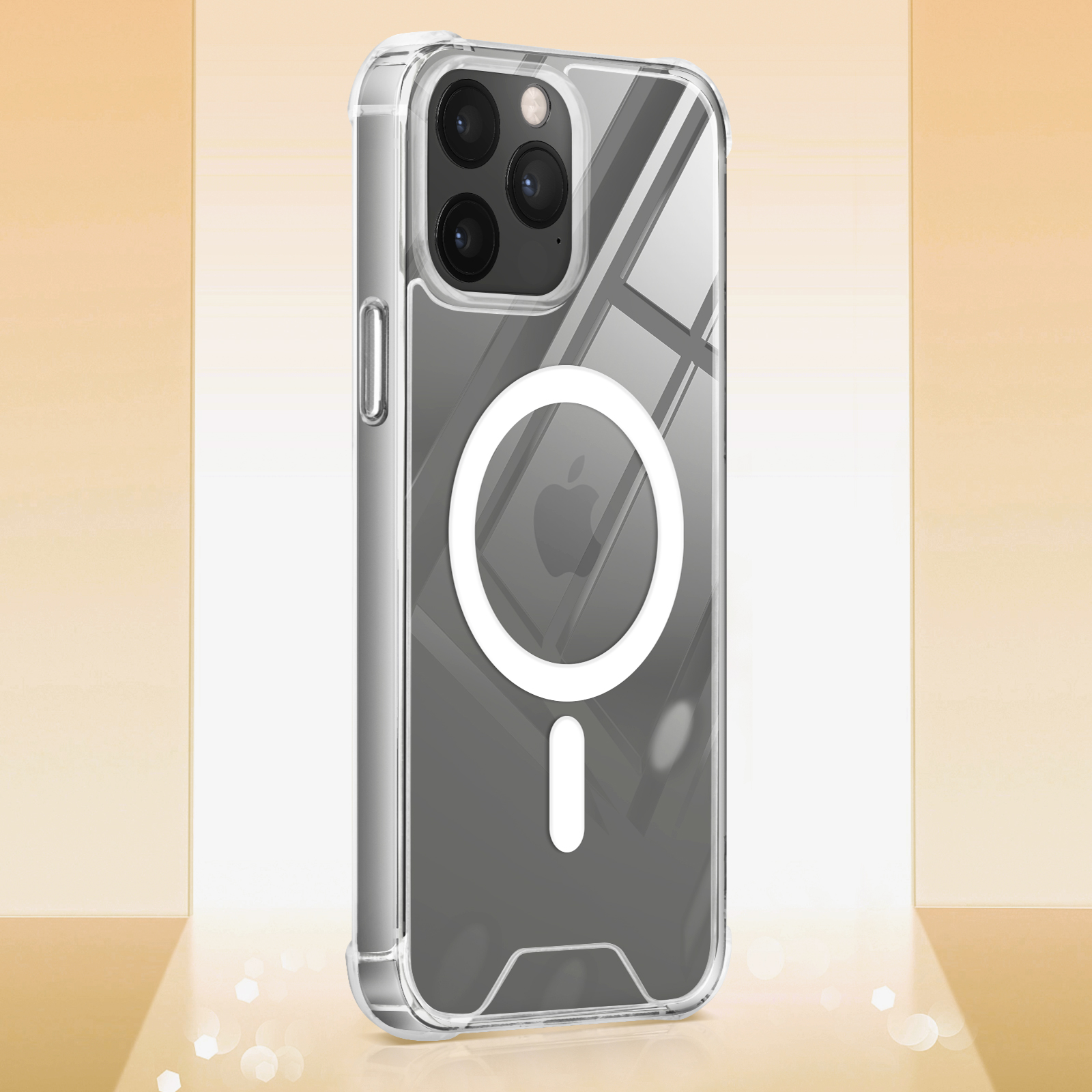 Custodia trasparente per iPhone con anello MagSafe. Mostra il retro del telefono con tripla fotocamera.