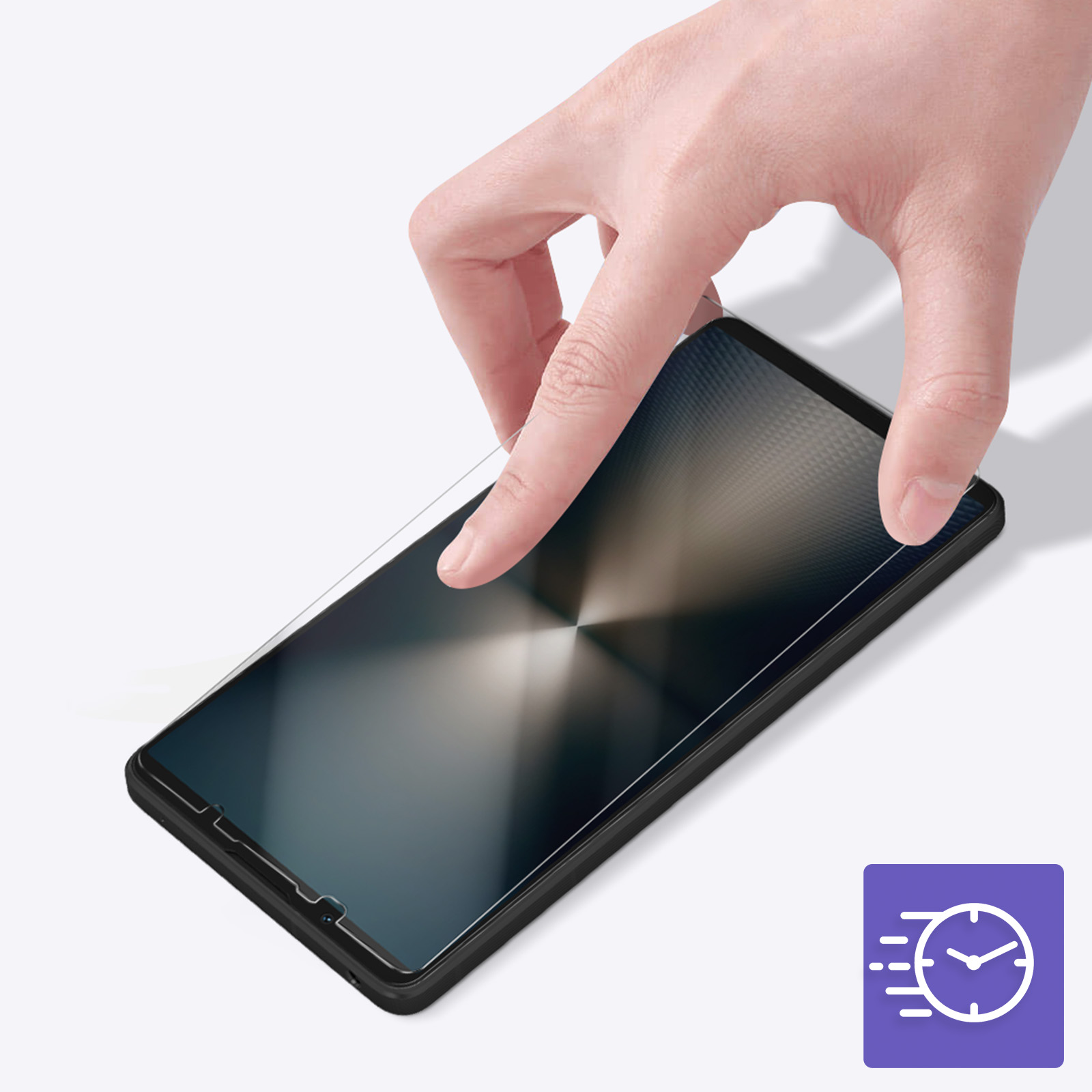 Una mano applica una protezione per lo schermo a un telefono. Un'icona dell'orologio con linee di velocità è nell'angolo.