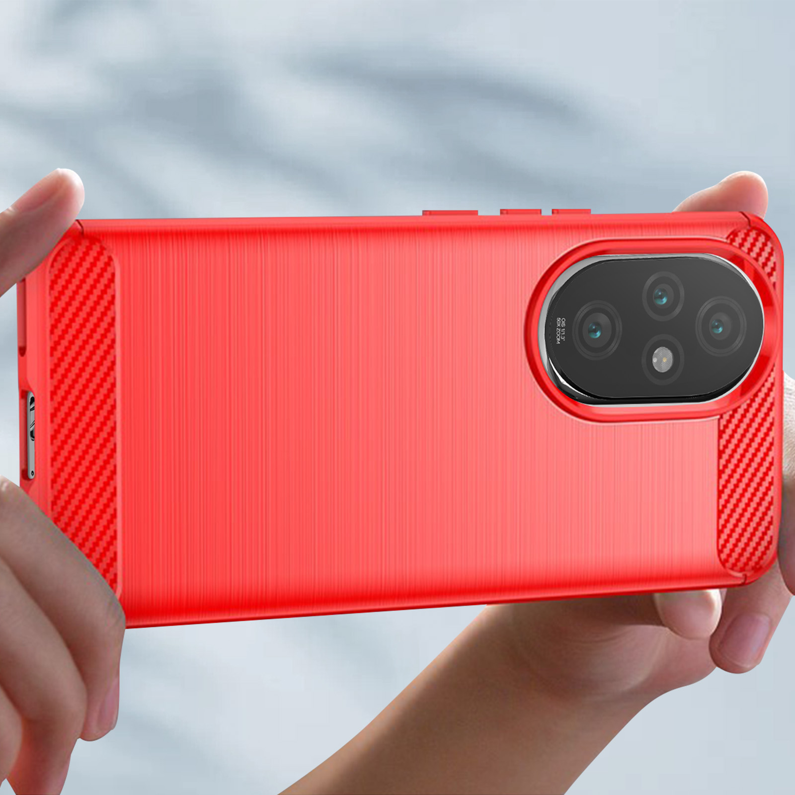 Custodia per telefono rossa con retro strutturato e area della lente della fotocamera, tenuta in mano.