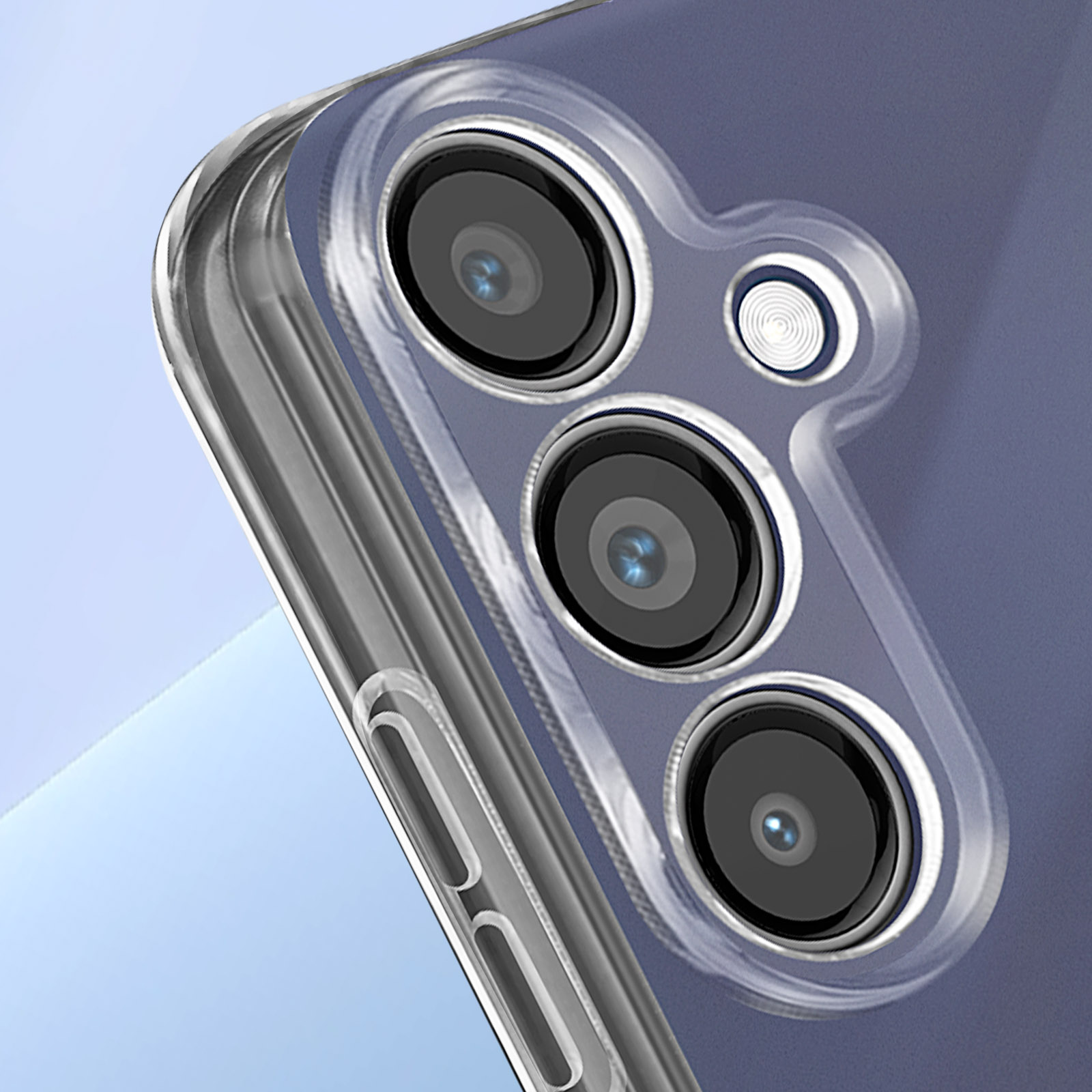 Primo piano del modulo fotocamera di un telefono all'interno di una custodia protettiva trasparente. Tre lenti visibili.