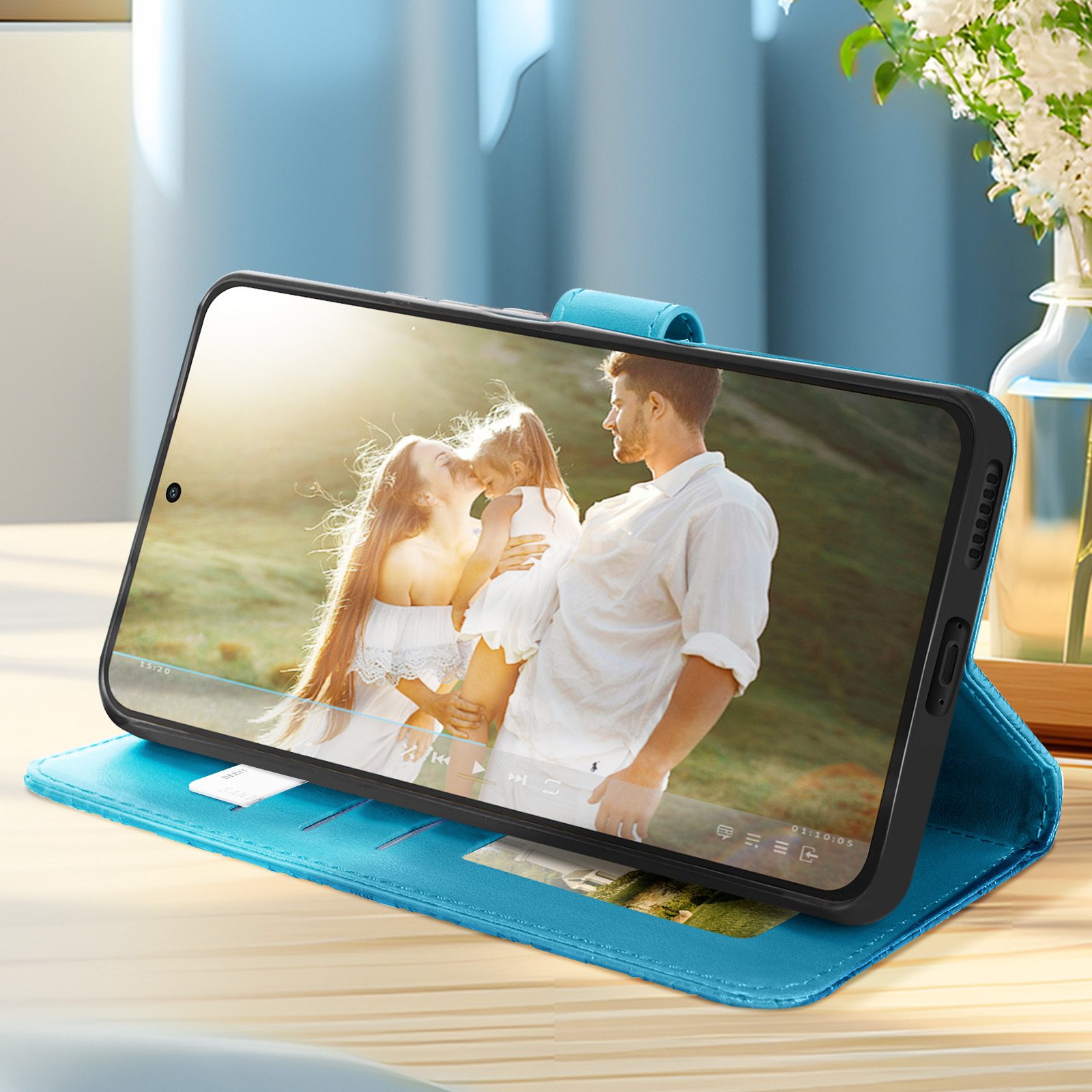 Un telefono che mostra una foto di famiglia. Il telefono è in una custodia blu.