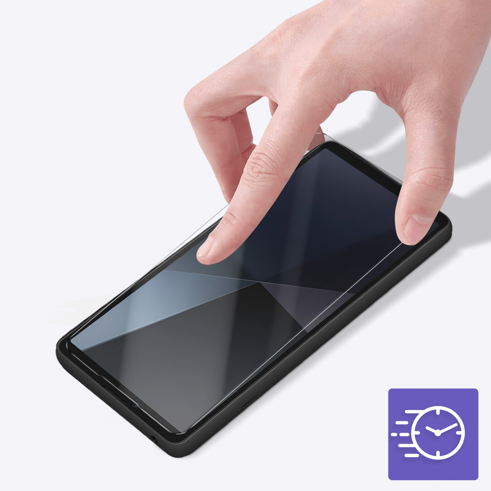Mano che applica una protezione per lo schermo a un telefono.
