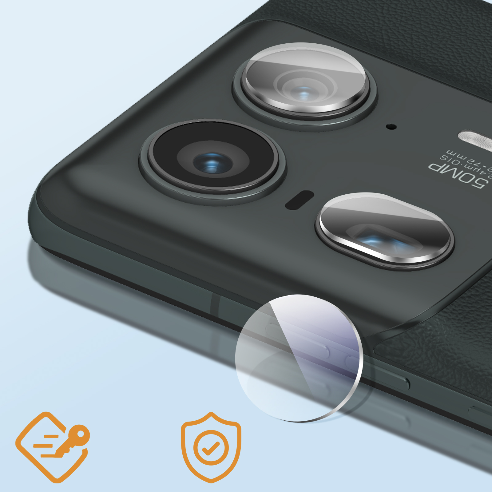 Primo piano di un telefono scuro con fotocamere triple. Icona scudo di protezione visibile.