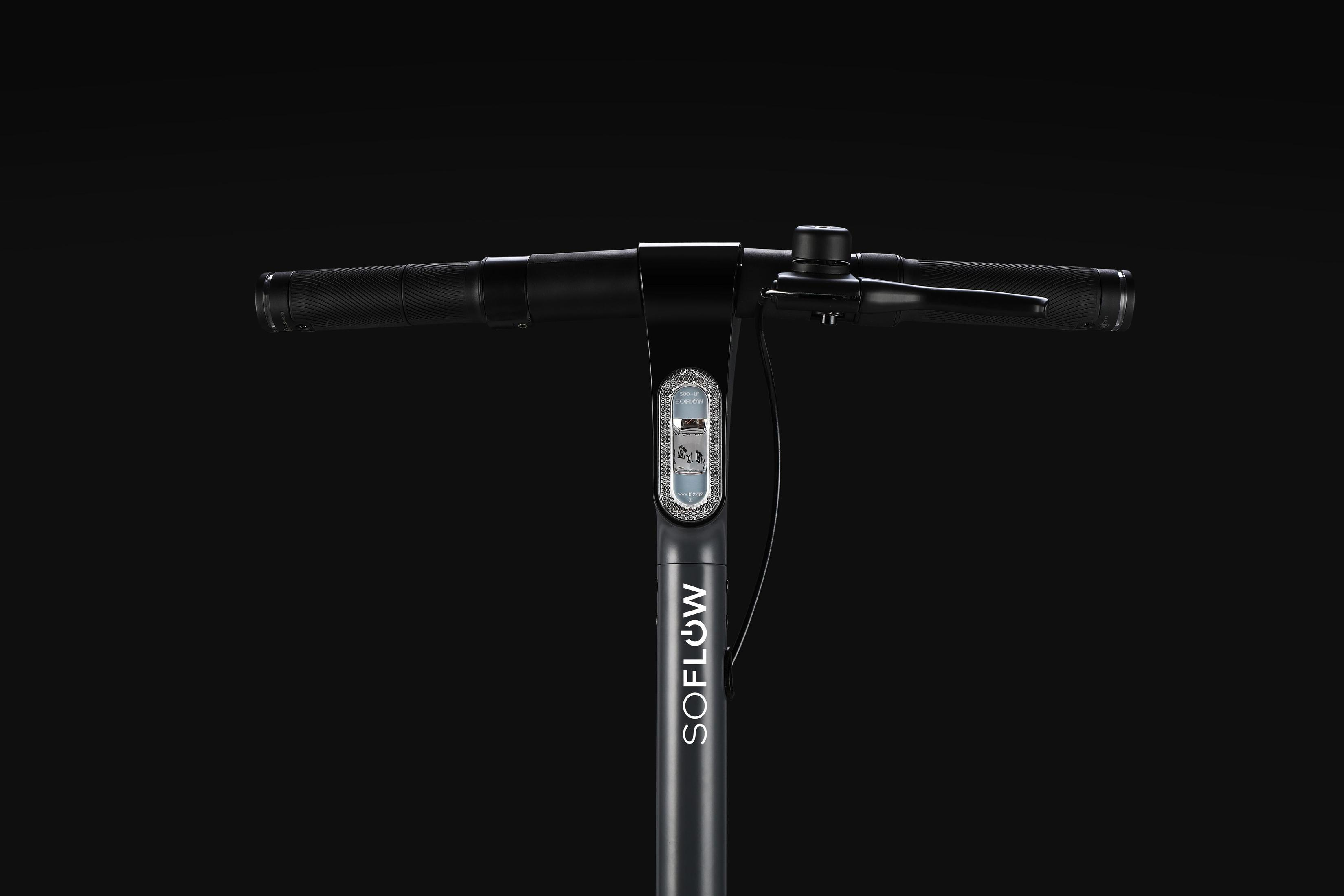 Manubrio nero per scooter con impugnature e pulsanti di controllo. Il marchio è SOFLOW.