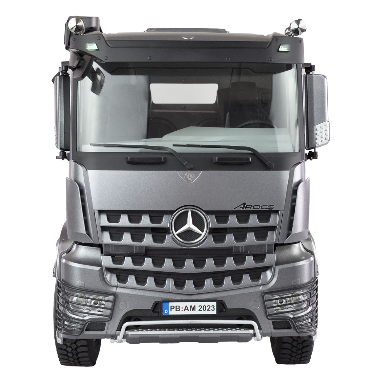 Grauer LKW-Vorderansicht, mit dem Mercedes-Benz-Logo in der Mitte.