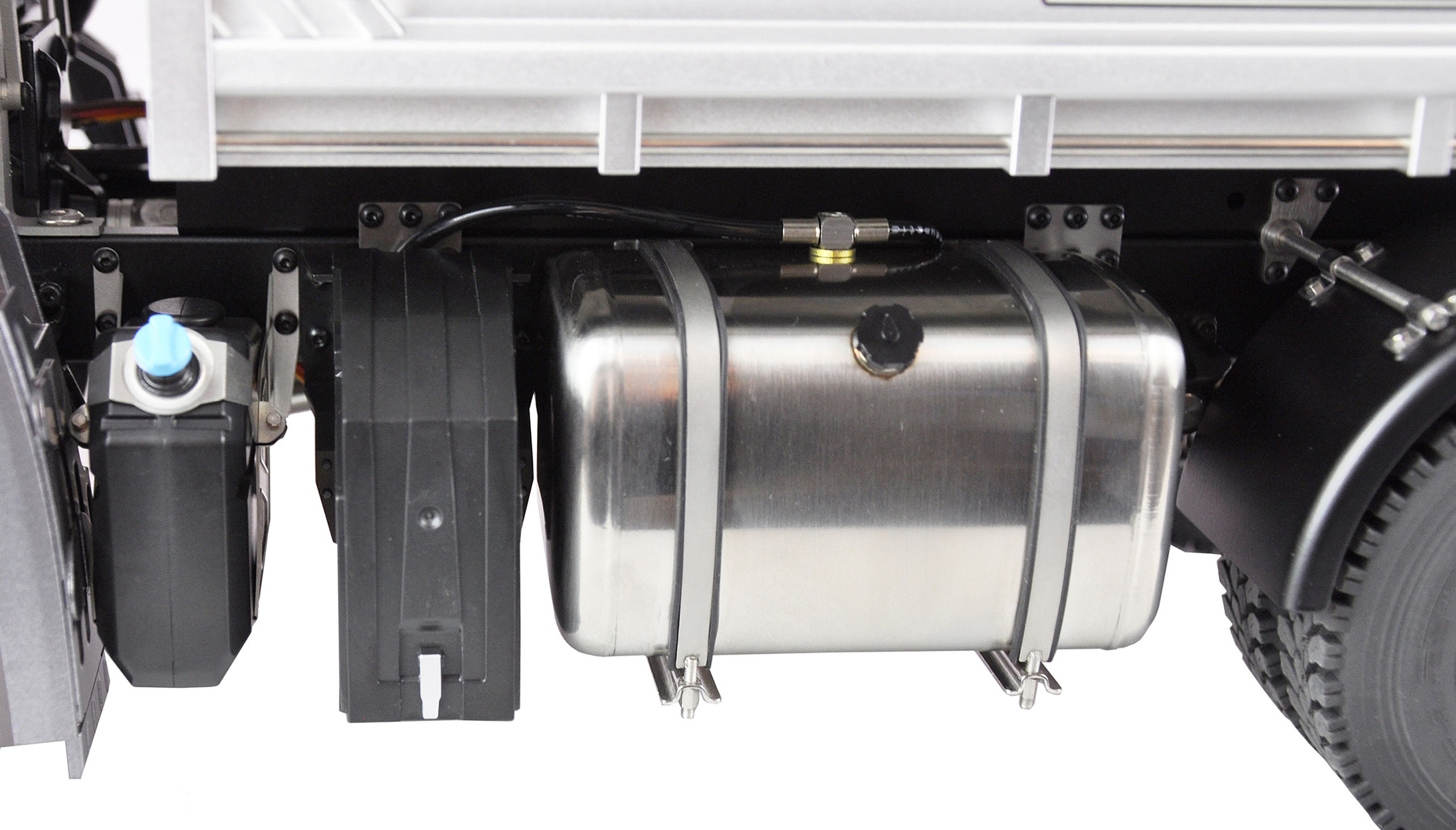 Unterseite eines LKW mit Kraftstofftank, Batterie und anderen Mechaniken.