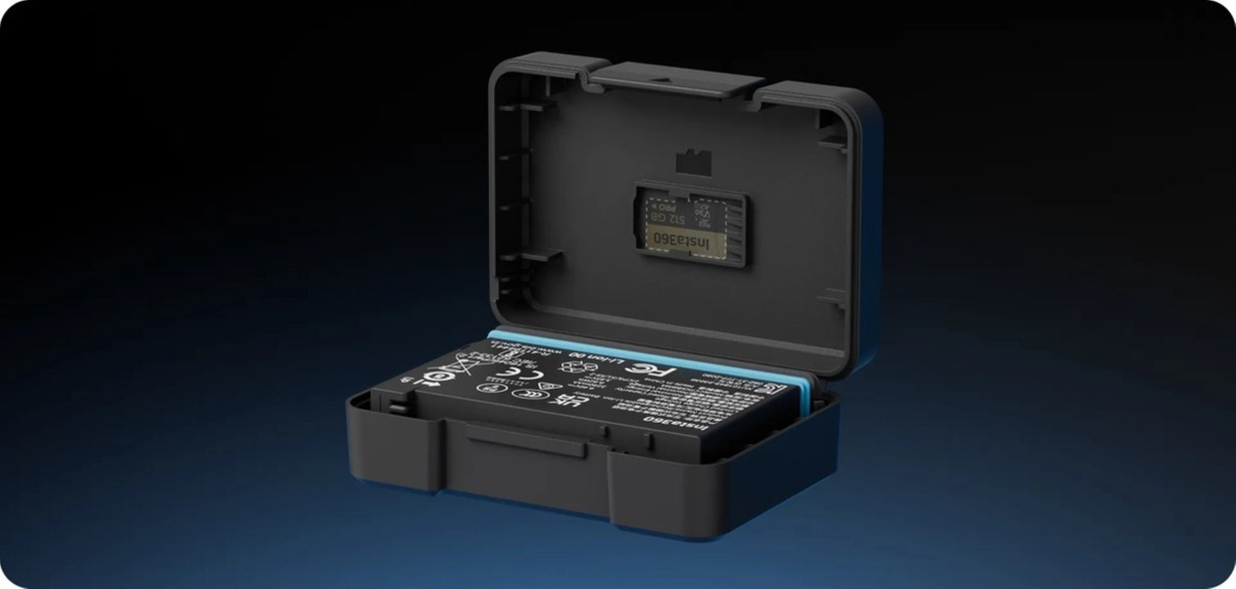 Boîte de rangement Insta360 noire. Batterie et carte mémoire visibles.