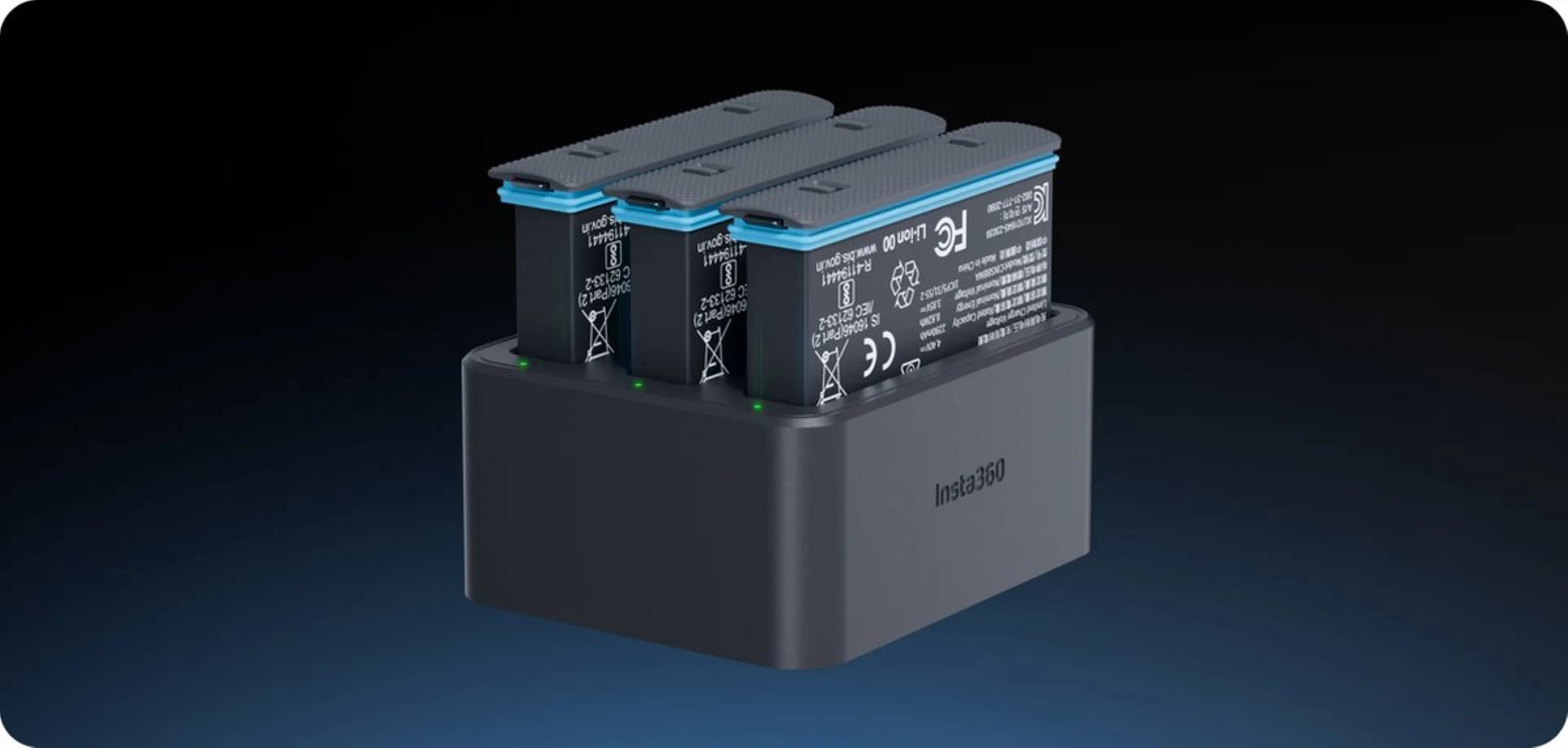 Trois batteries en charge dans une station de charge noire avec des voyants verts.