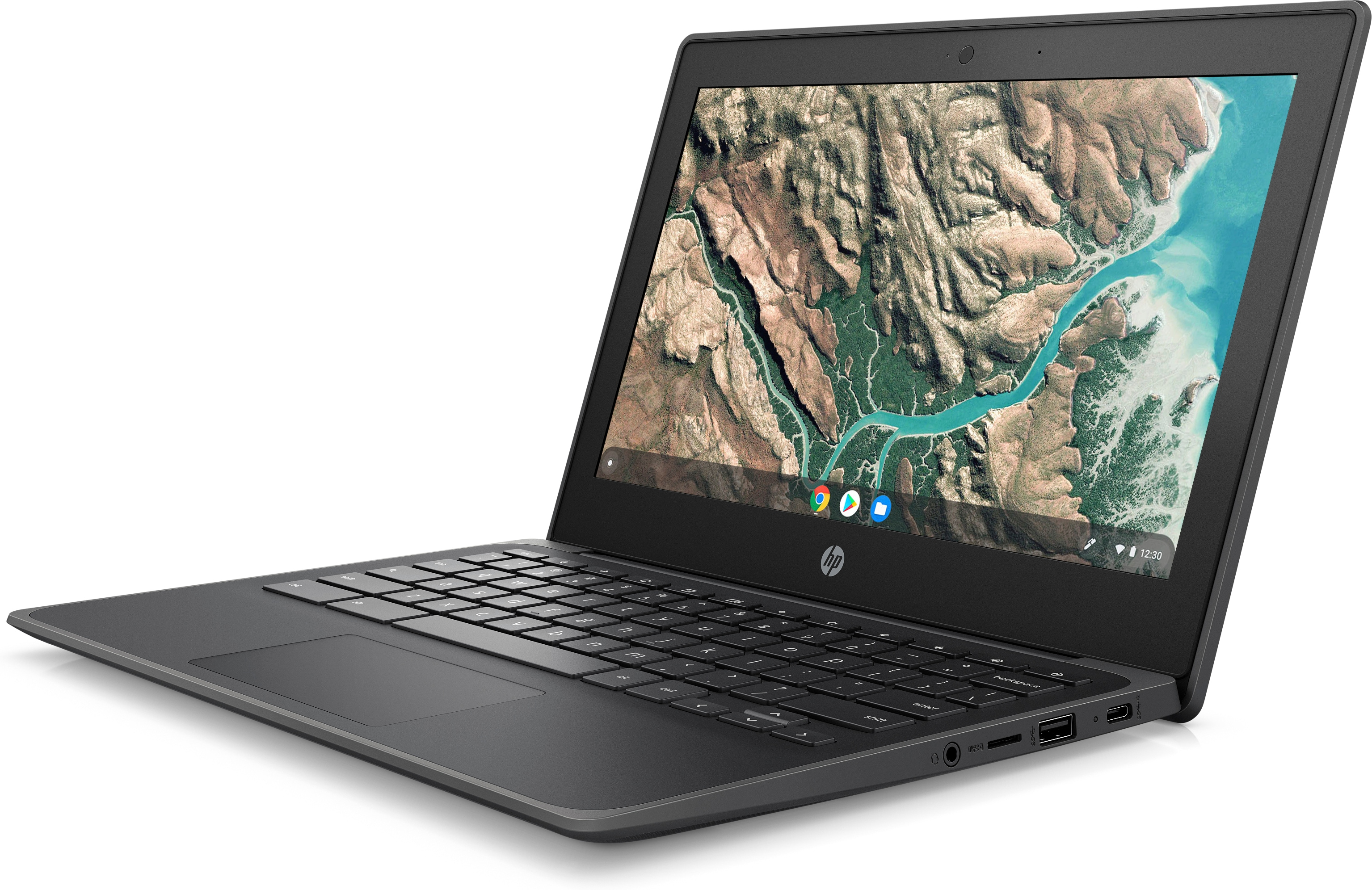 Laptop HP Chromebook negro, parcialmente abierto, mostrando una imagen de mapa en la pantalla. El portátil está en ángulo.