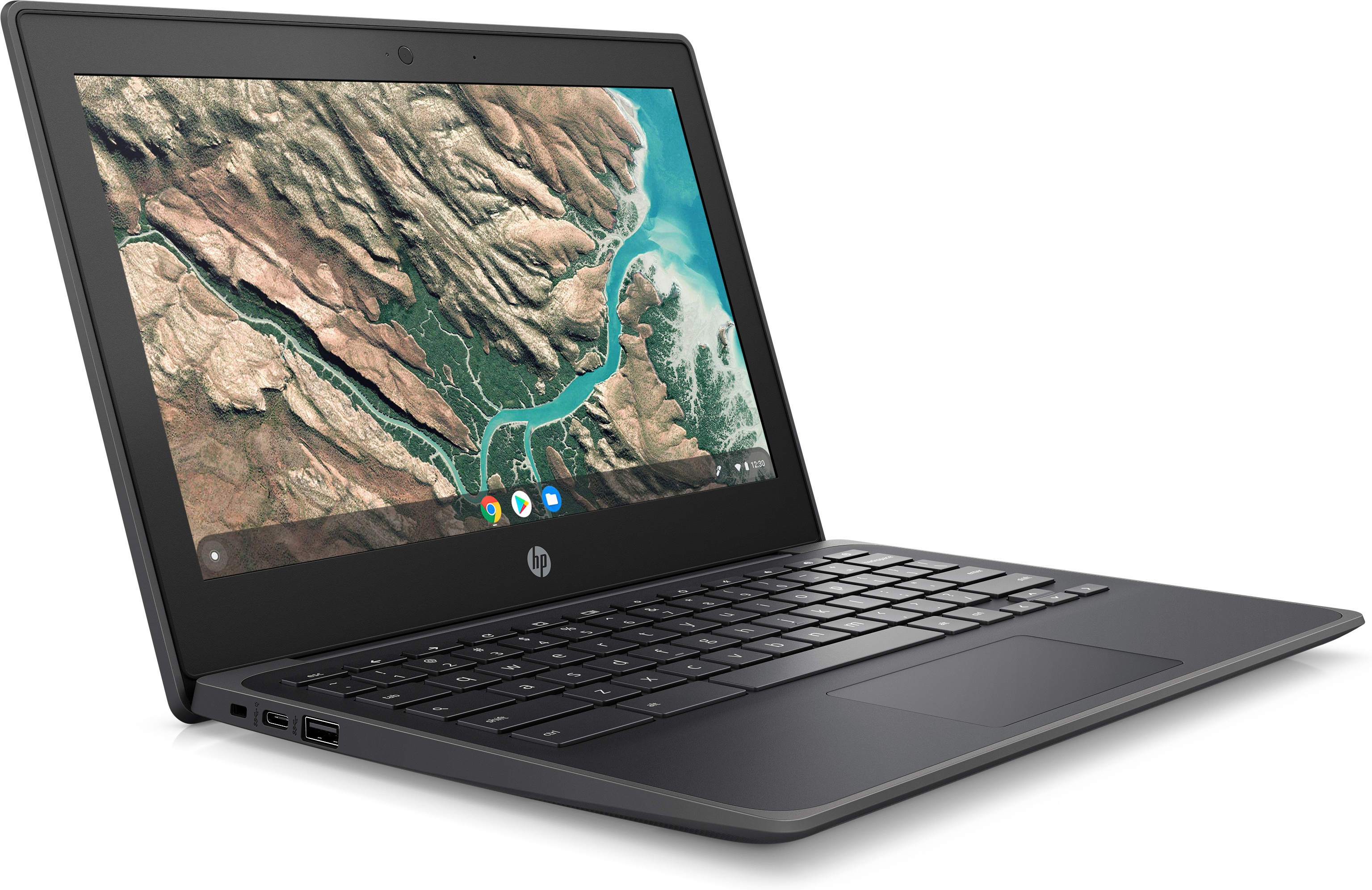 HP Chromebook negro abierto. Pantalla muestra imagen de paisaje. Teclado negro. Fondo blanco.
