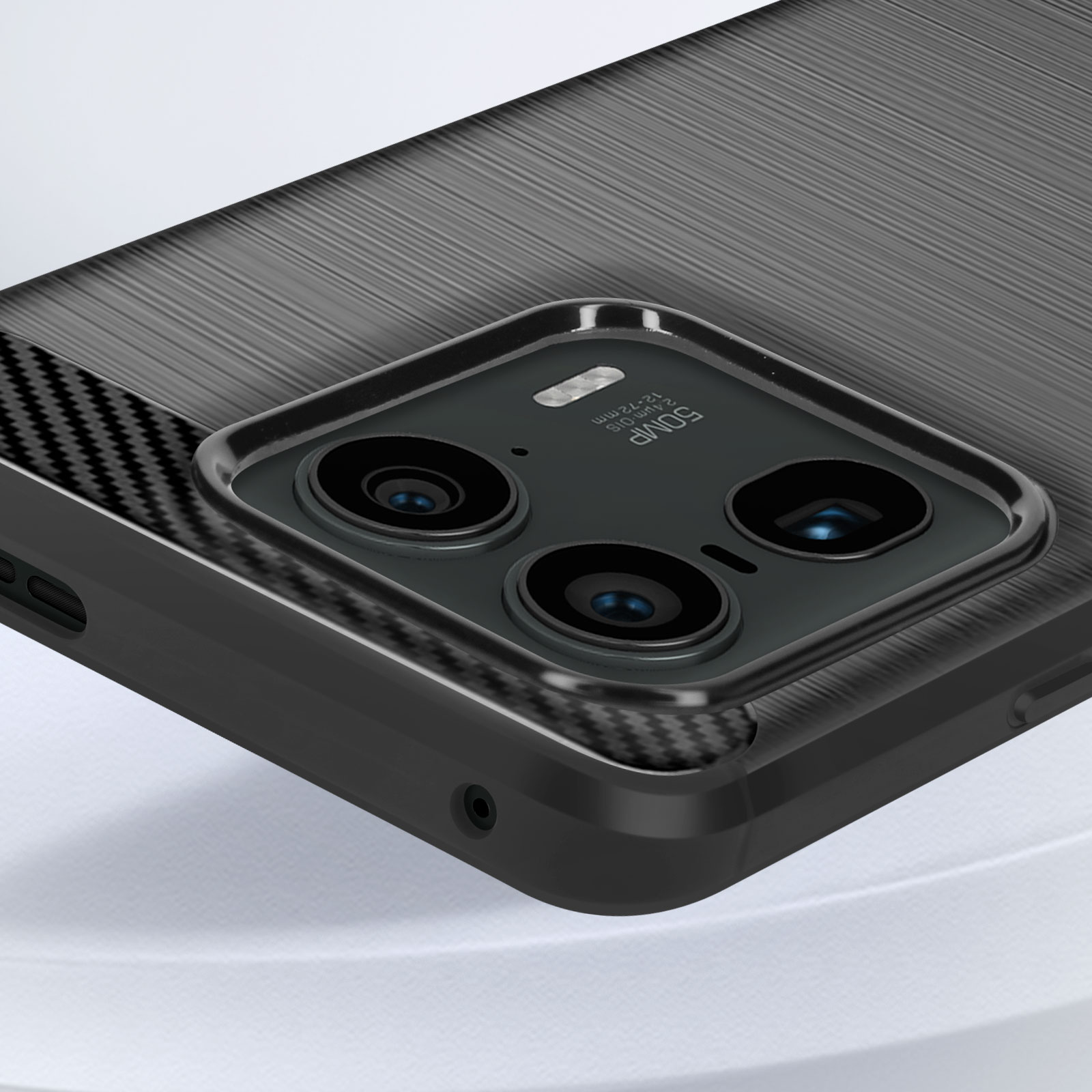 Primo piano di una custodia nera per telefono con tre obiettivi, un anello e una parte posteriore strutturata.