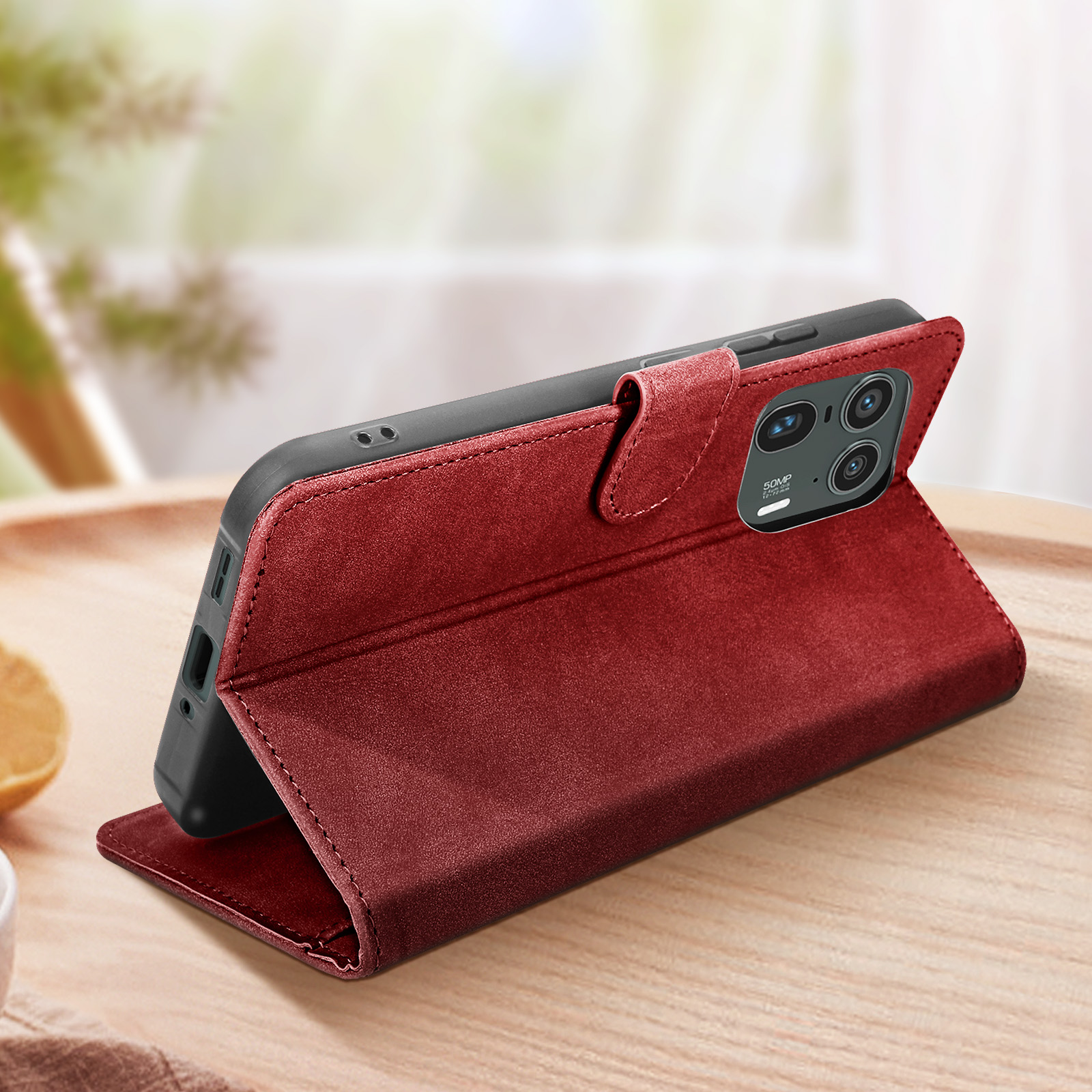 Una funda de teléfono de cuero rojo está abierta. El teléfono es visible, sobre una mesa de madera.