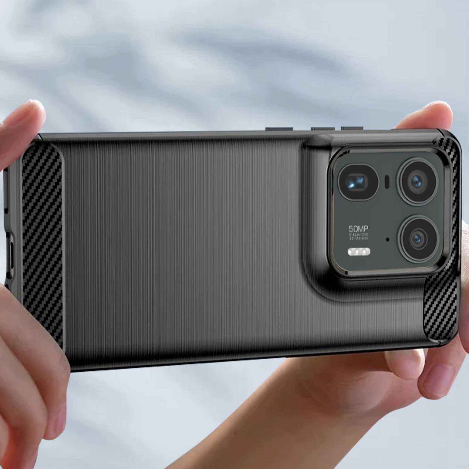 Mani di una persona che tiene una custodia nera per telefono con un rilievo per la fotocamera.