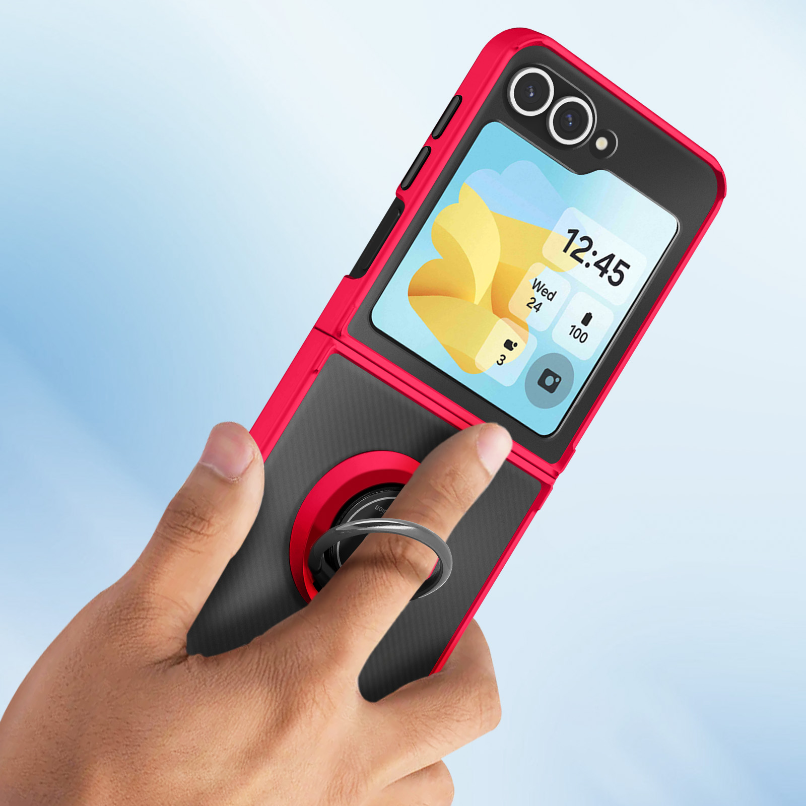 Eine Hand hält eine Handyhülle. Die Hülle ist rot und schwarz. Das Telefon zeigt einen Bildschirm.