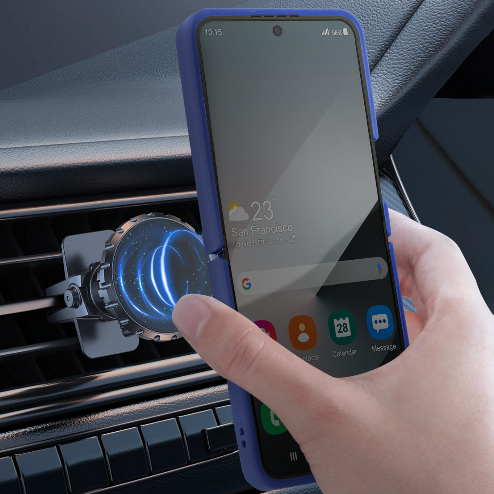 Een hand die een blauwe telefoon vasthoudt die aan een ventilatormontage is bevestigd. Toont een weer-app.