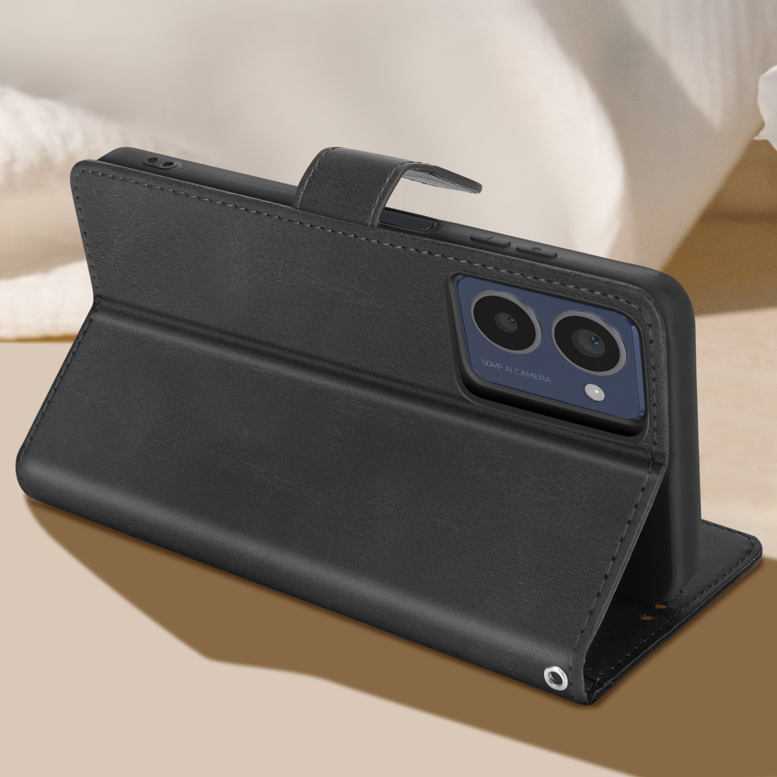 Una custodia per telefono nera con il lembo aperto, che mostra il telefono e la sua fotocamera.