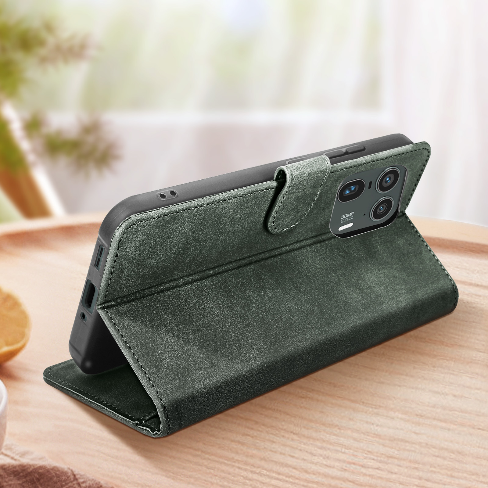 Grüne Leder-Handyhülle, offen. Telefon innen, auf einem Holztisch. Verschwommener Hintergrund mit Zitrone.