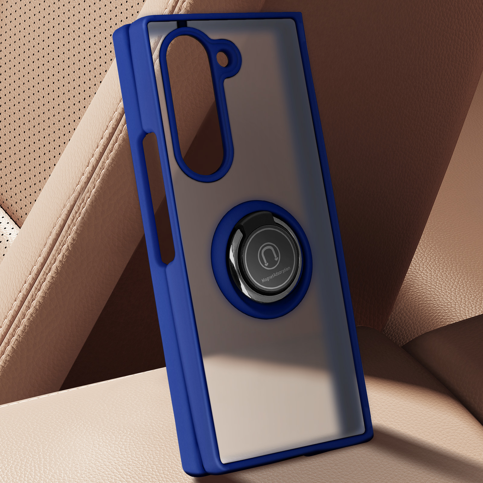 Custodia blu per telefono con supporto ad anello su sedile auto in pelle beige.