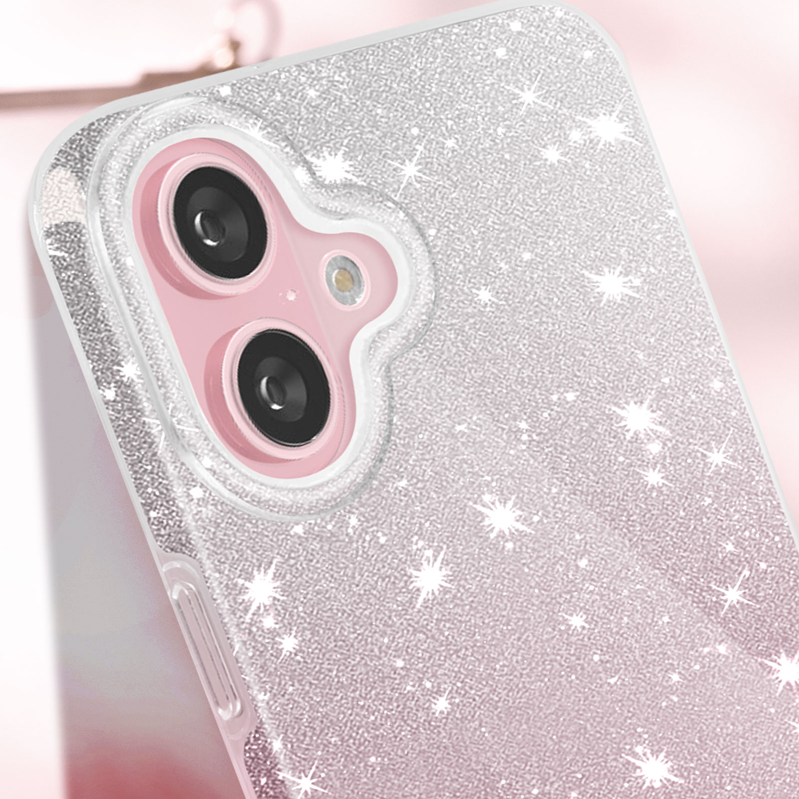 Primo piano di una custodia per telefono con glitter argentati scintillanti e dettagli rosa.