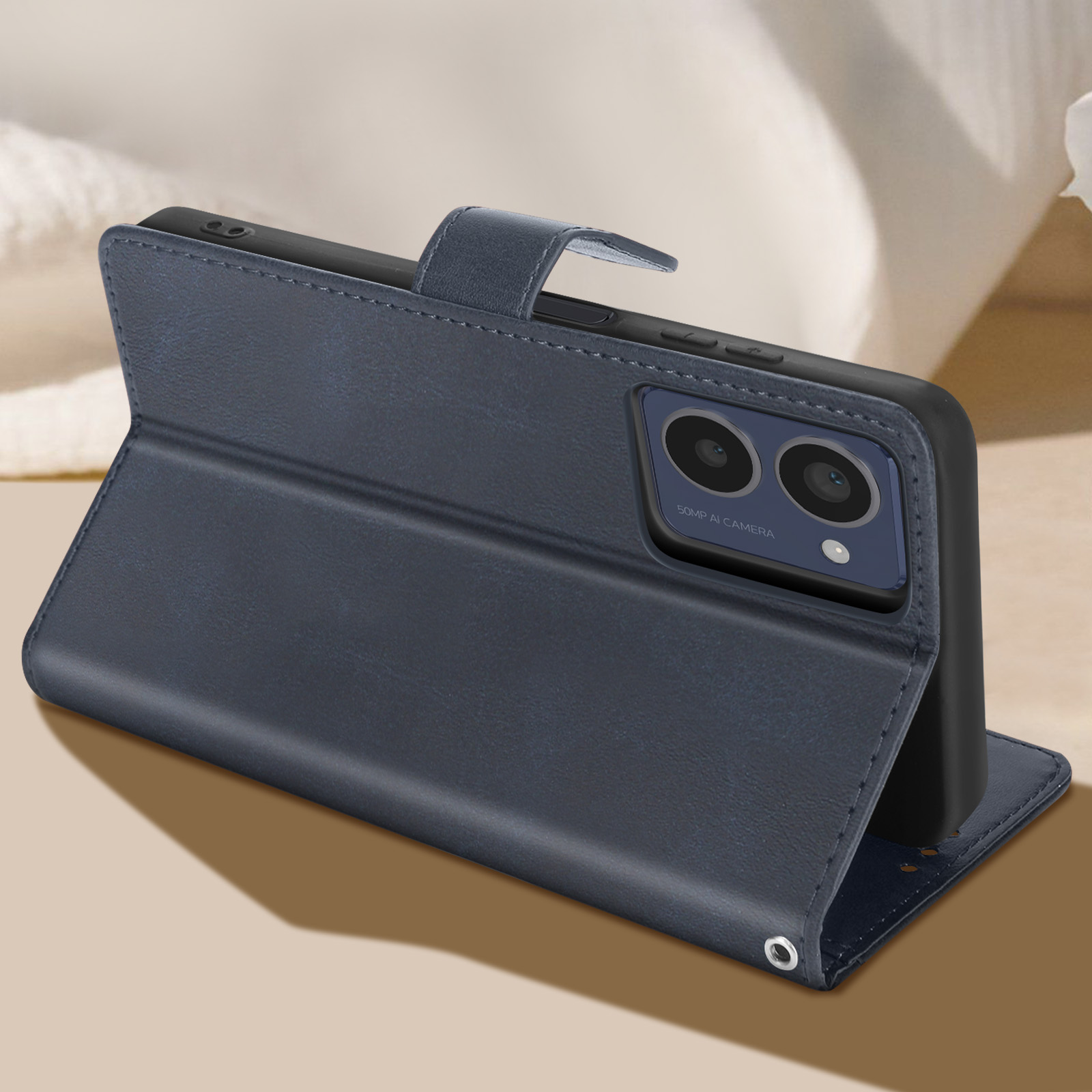 Custodia per telefono blu scuro, aperta per rivelare il telefono. Obiettivi della fotocamera visibili. Custodia in pelle con cinturino.