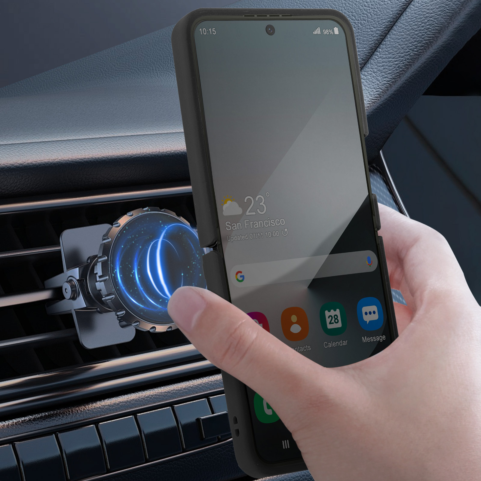 Hand houdt een zwarte smartphone in een ventilatieopening van een auto. Toont het weer in San Francisco. Zwarte achtergrond.