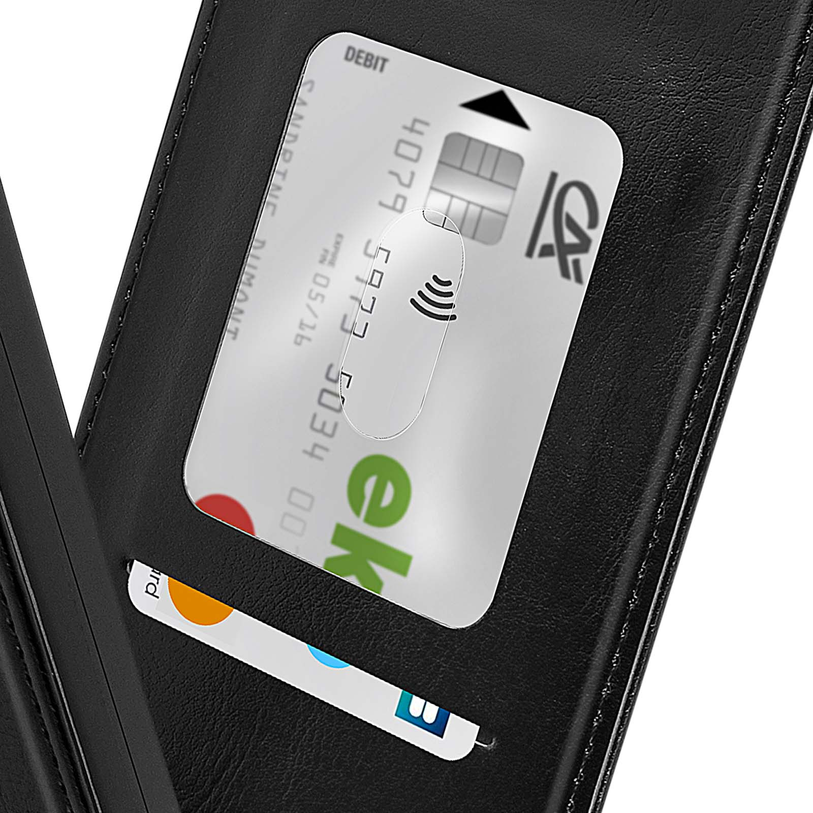 Portafoglio in pelle nera con carta di credito e piccola carta bianca all'interno.