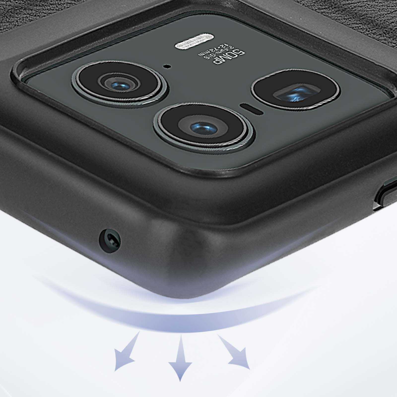 Primer plano del módulo de cámara de un teléfono. Tres lentes, carcasa negra, fondo blanco.