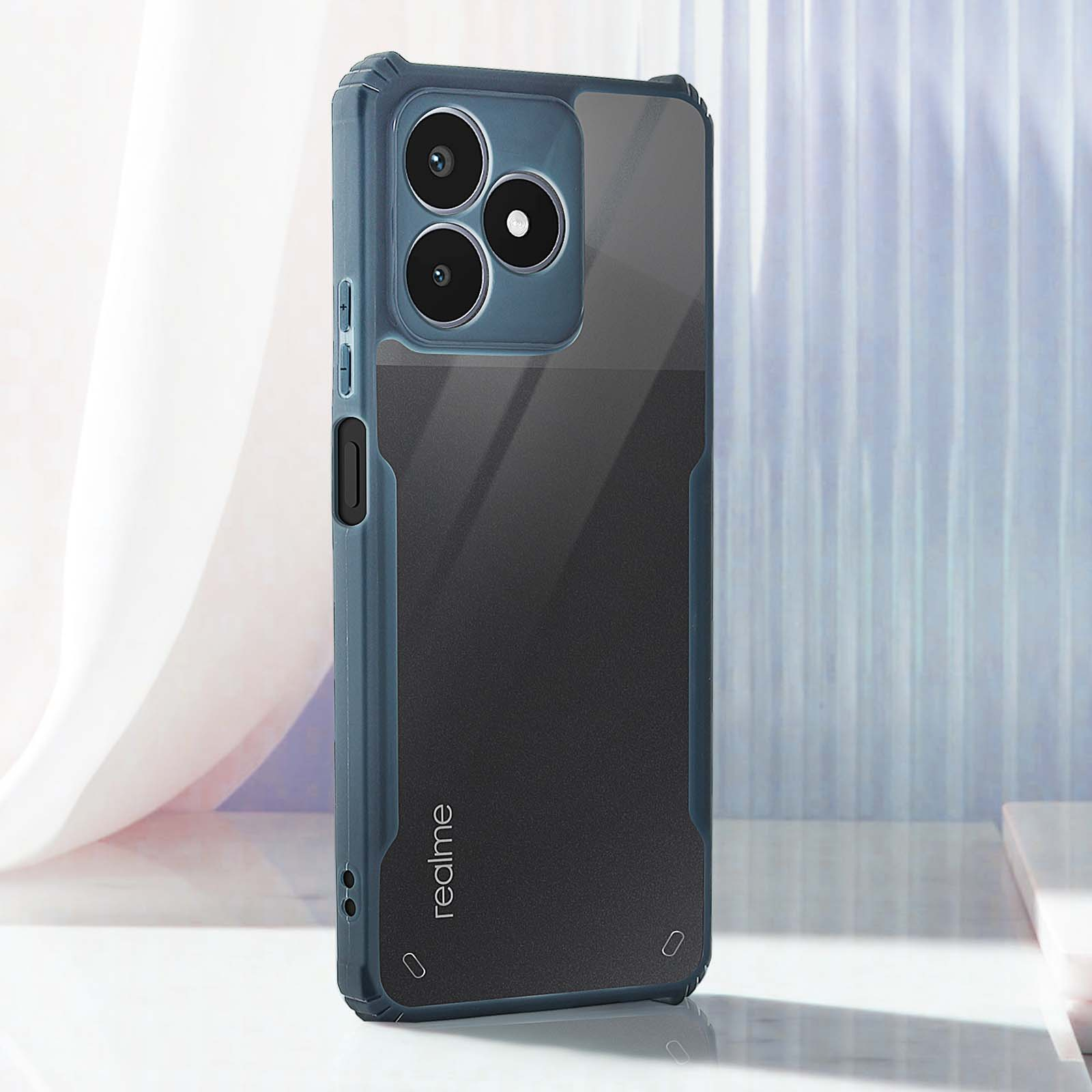 Una custodia per telefono con un design sfumato. La parte posteriore del telefono ha tre fotocamere. La parola 'realme' è sul retro.