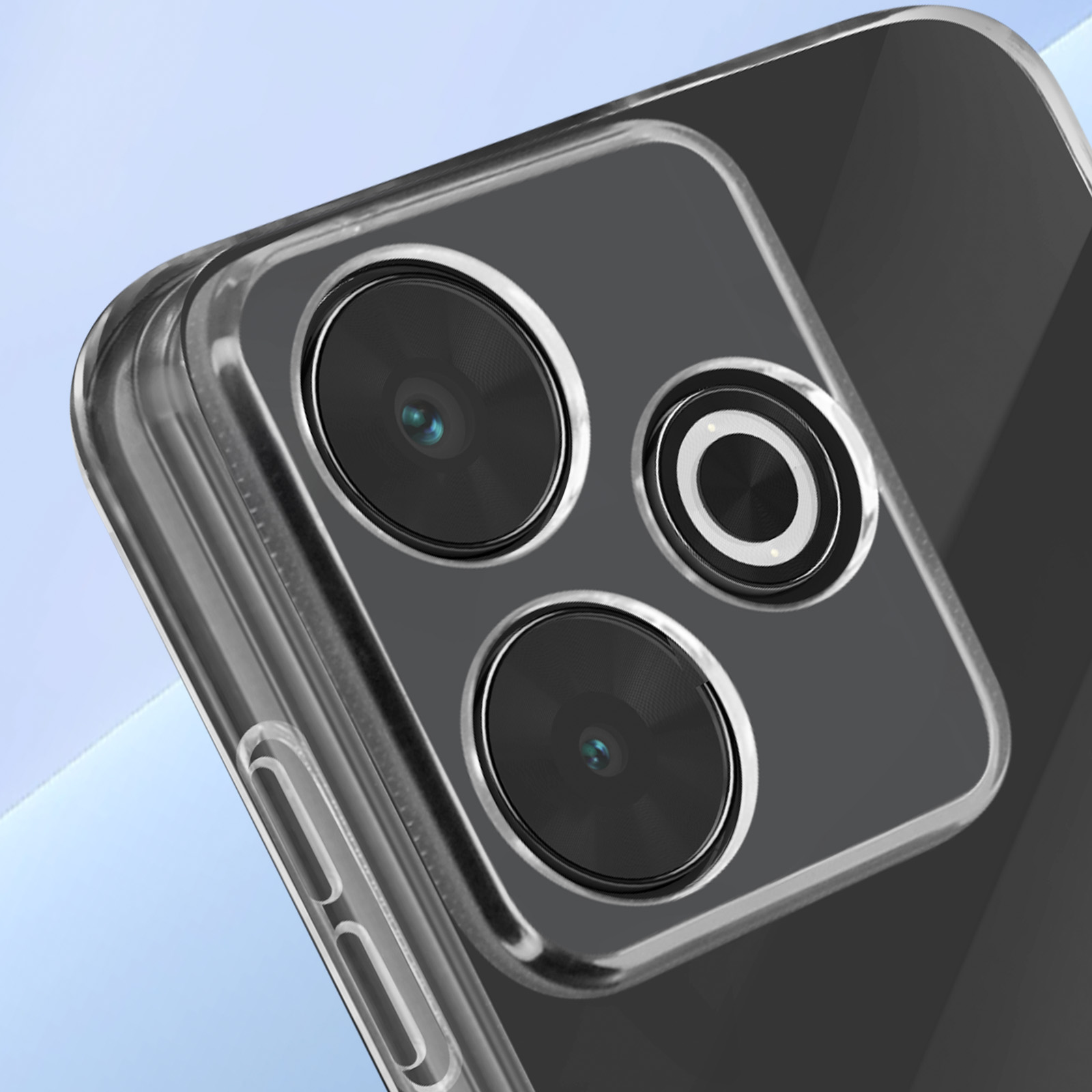Primo piano della fotocamera di un telefono con tre lenti. Il telefono è in una custodia.