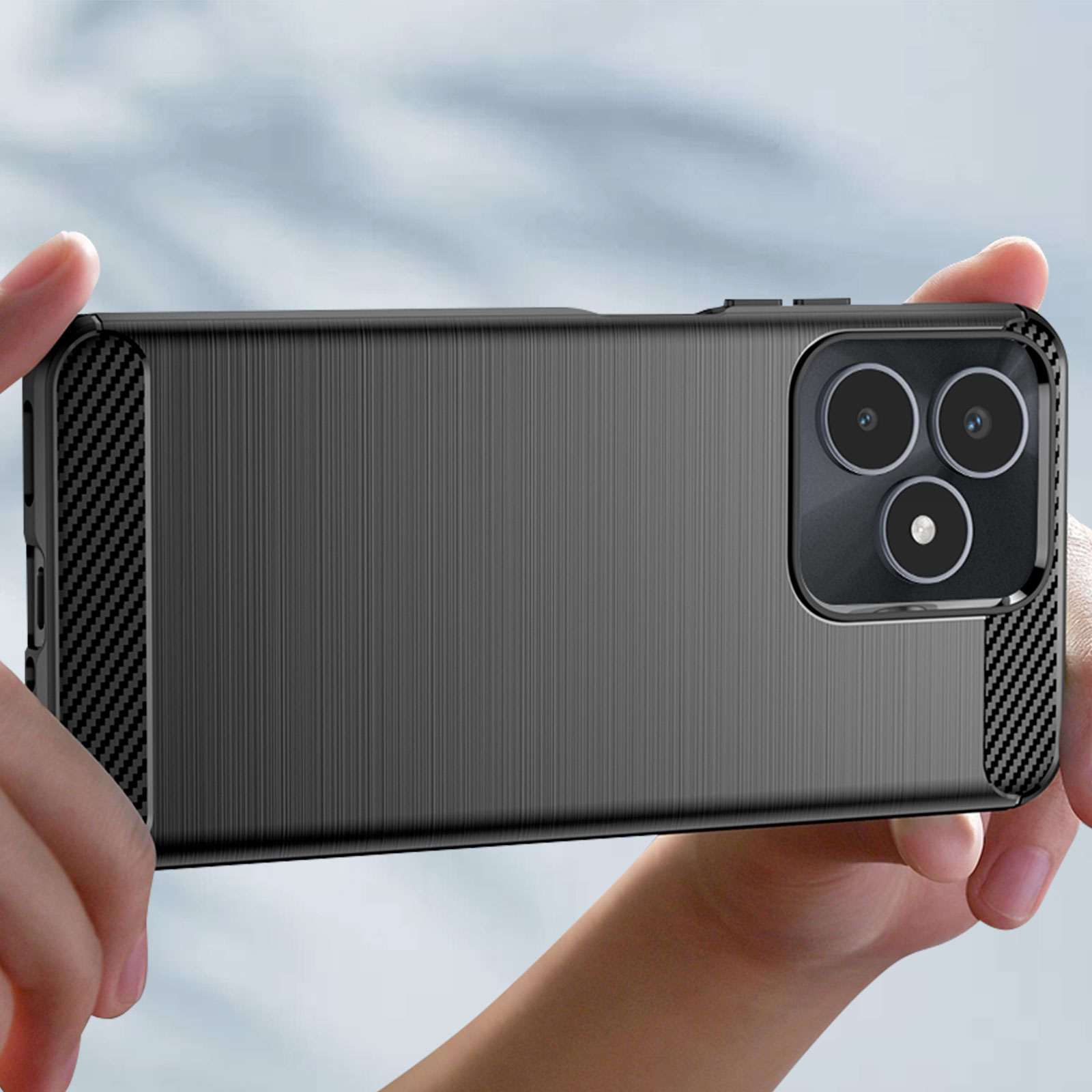Le mani di una persona tengono una custodia nera per telefono con retro strutturato e modulo fotocamera. Il telefono è dentro.