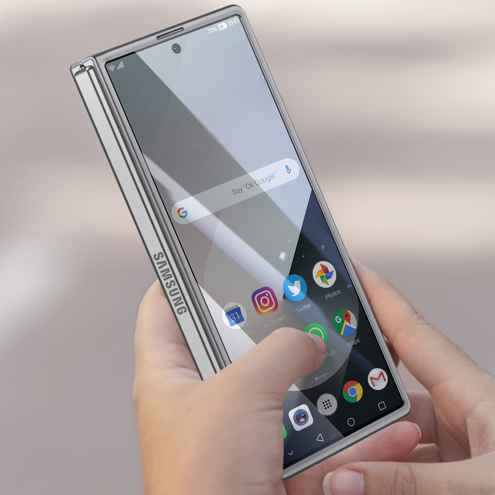 Mano che tiene un telefono pieghevole con app sullo schermo. Lo schermo è acceso.