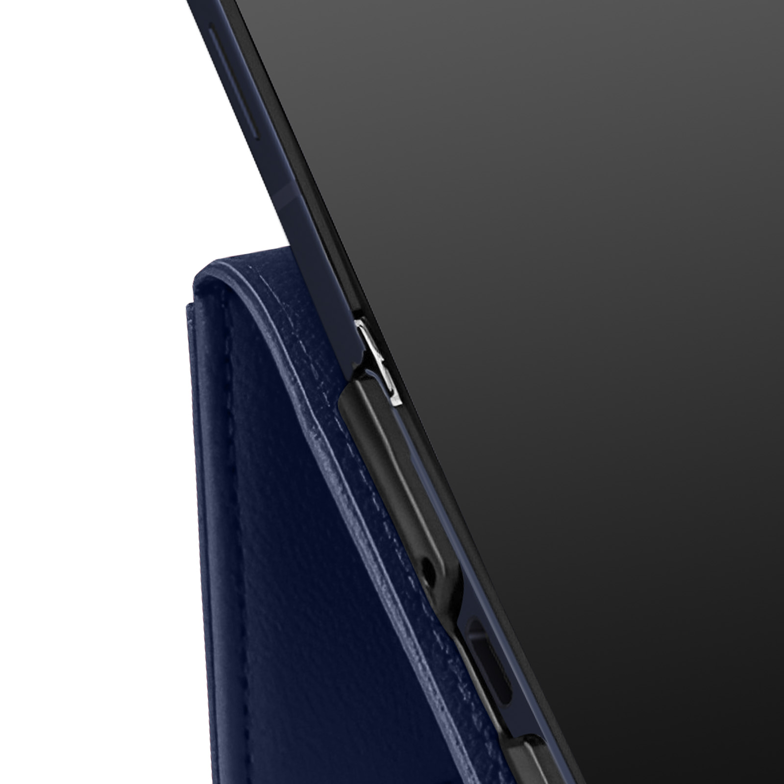 Una custodia per tablet in pelle blu navy è parzialmente aperta, rivelando uno schermo nero del tablet.