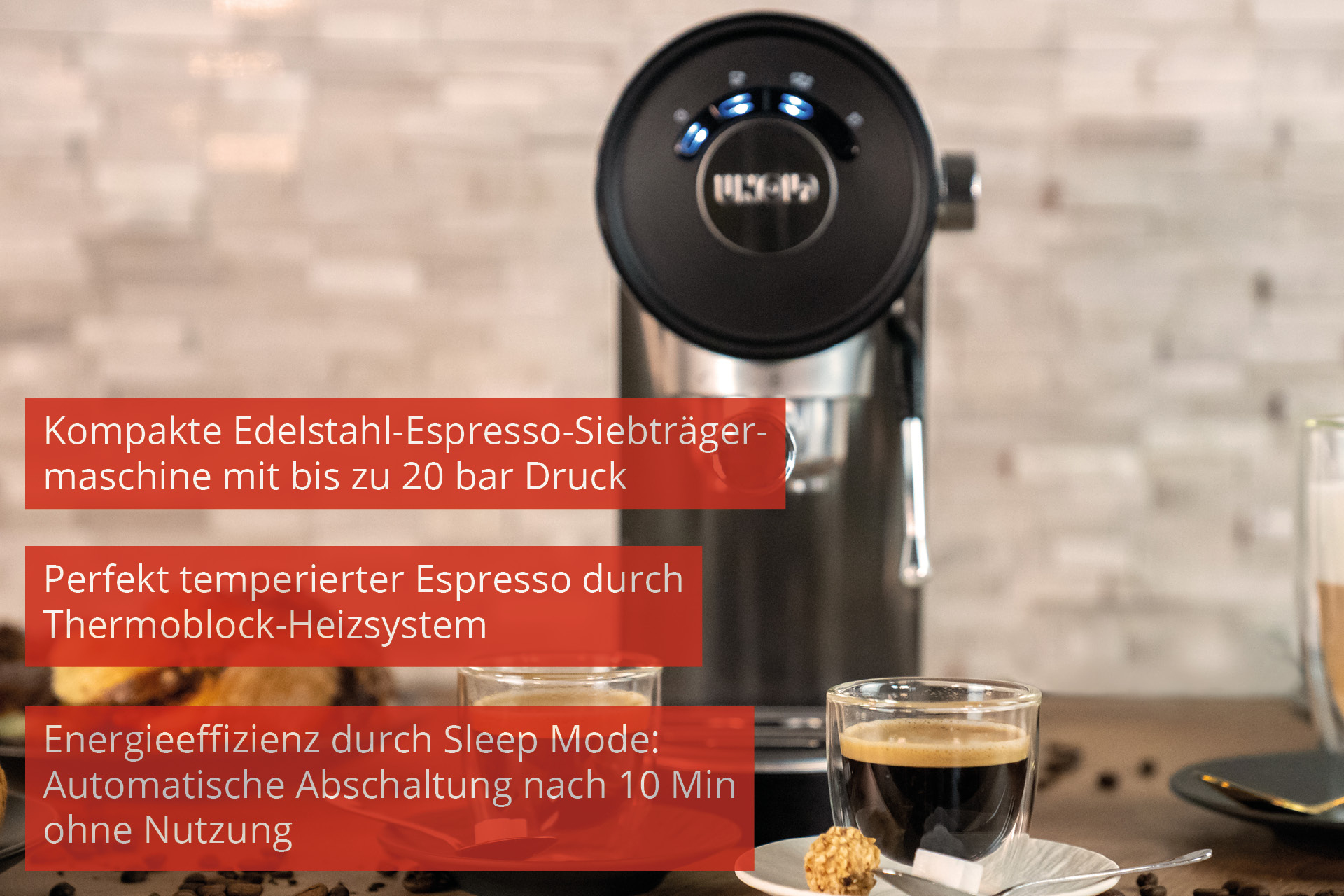 Zbliżenie ekspresu do kawy z nakładkami tekstowymi opisującymi jego funkcje.