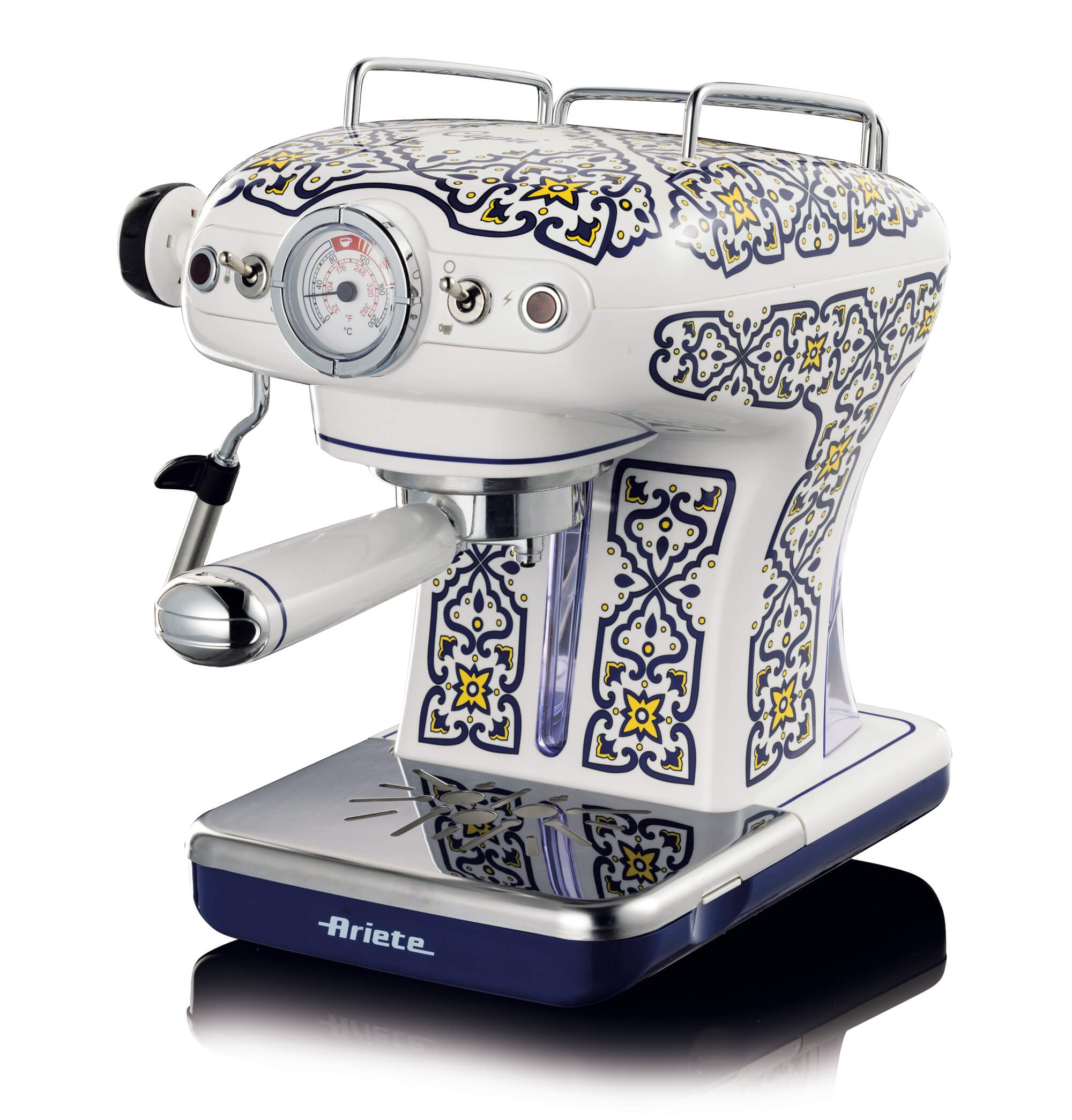 Biało-niebieski ekspres do espresso. Posiada manometr, dyszę do spieniania mleka i wzorzysty design.