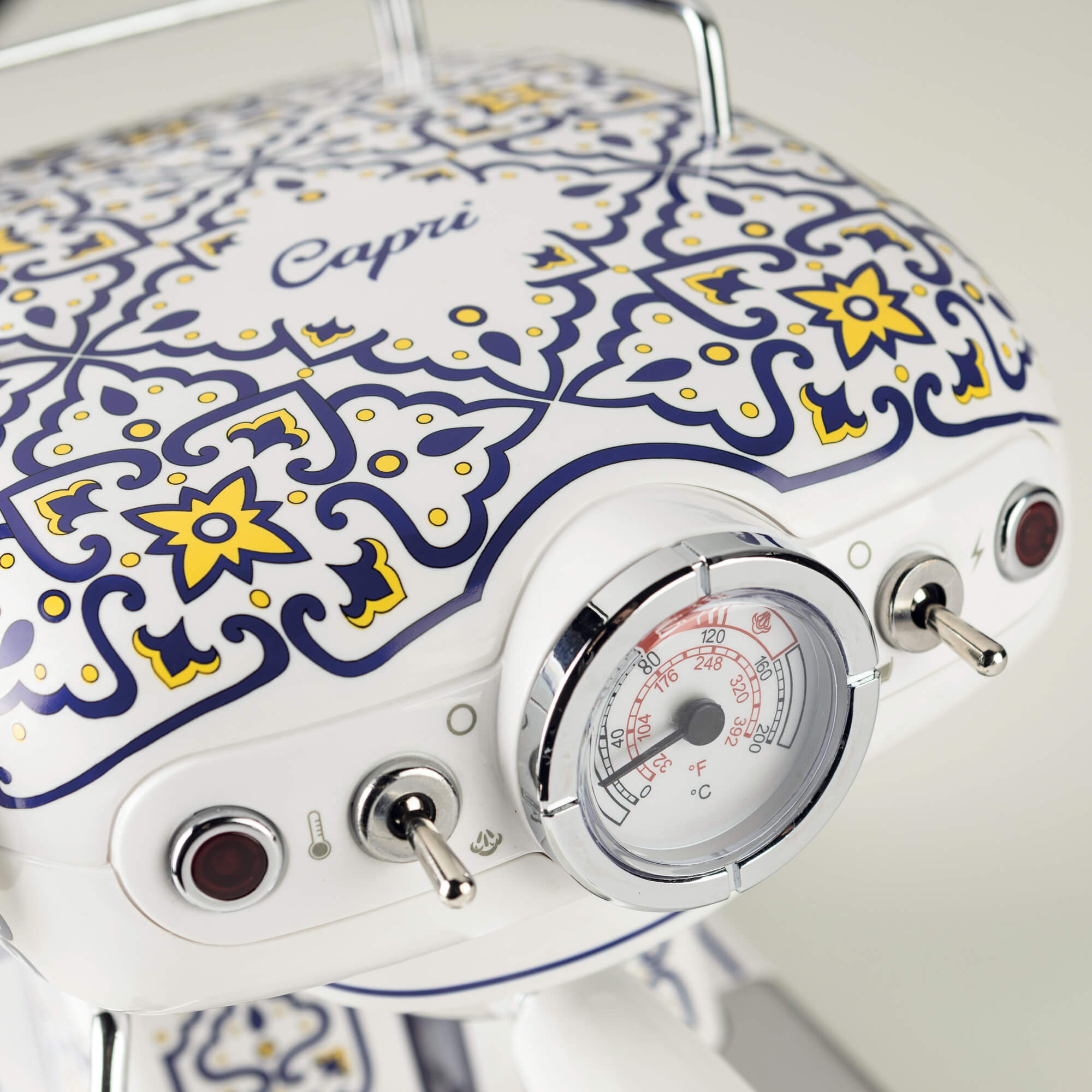 Zbliżenie na przód skutera ze szczegółowym designem, wskaźnikiem i przełącznikami, na białym tle.