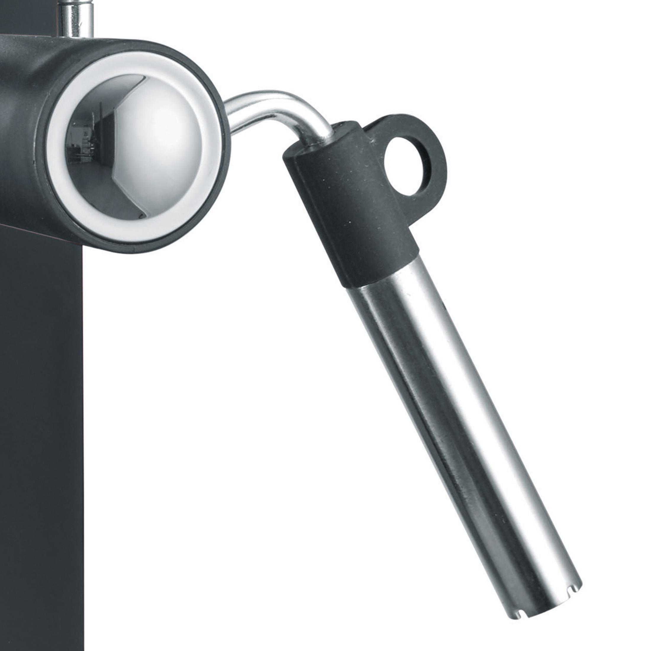 Szczegółowe ujęcie dyszy pary i dyszy ekspresu do espresso.