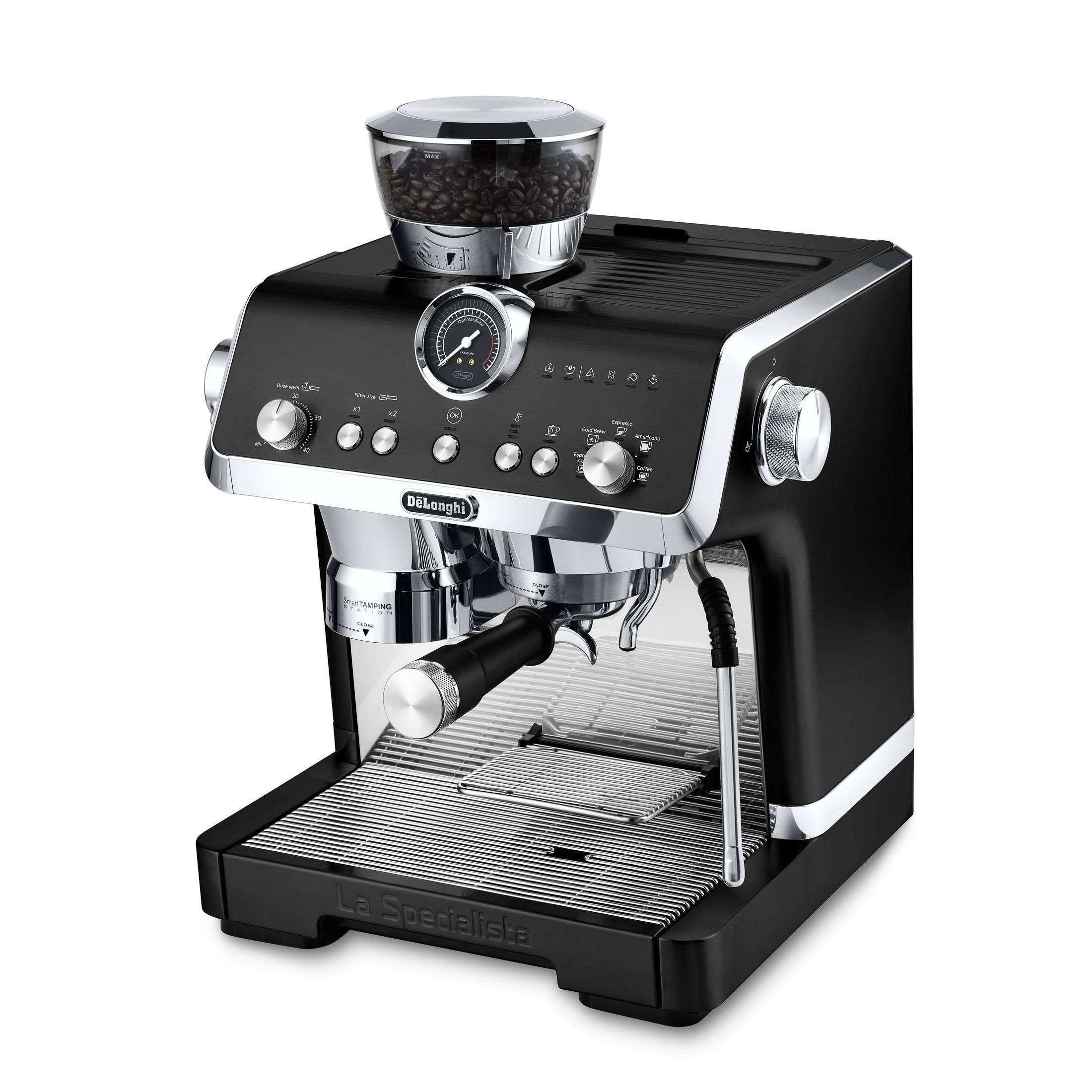 Zwarte en zilveren DeLonghi La Specialista espressomachine. Koffiebonen in een container.