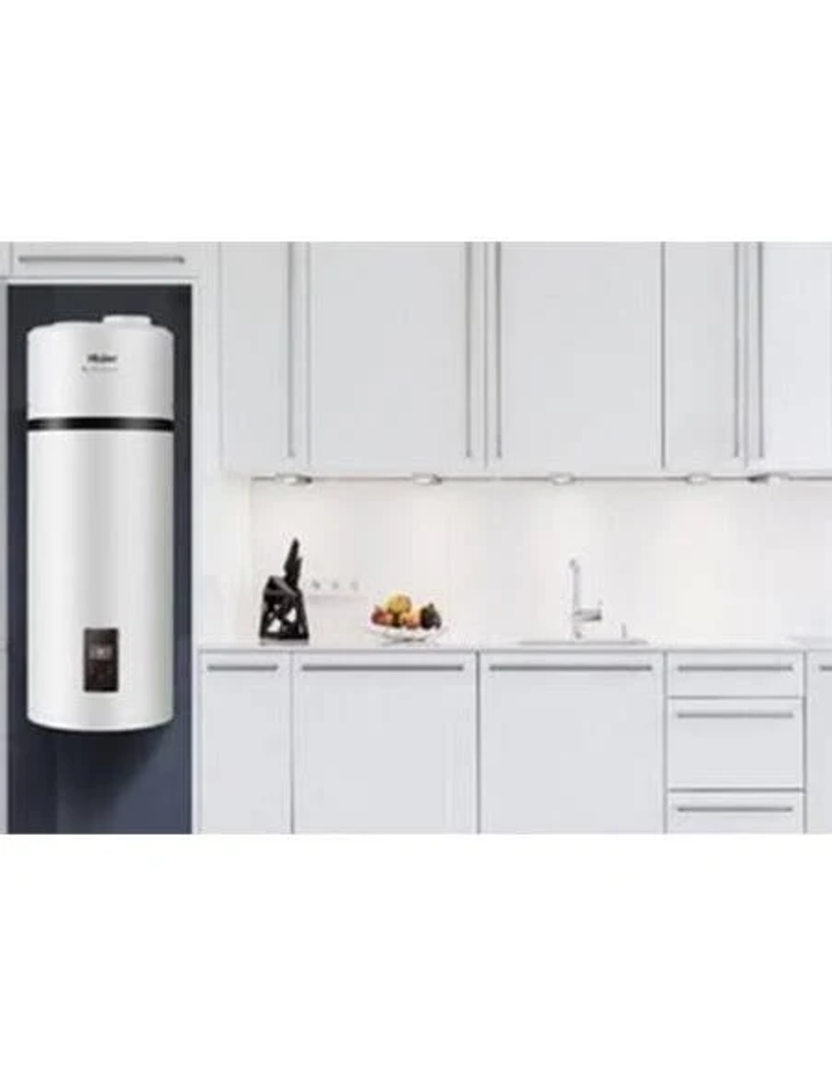 Calentador de agua blanco en una cocina blanca. Diseño limpio. Fondo blanco.