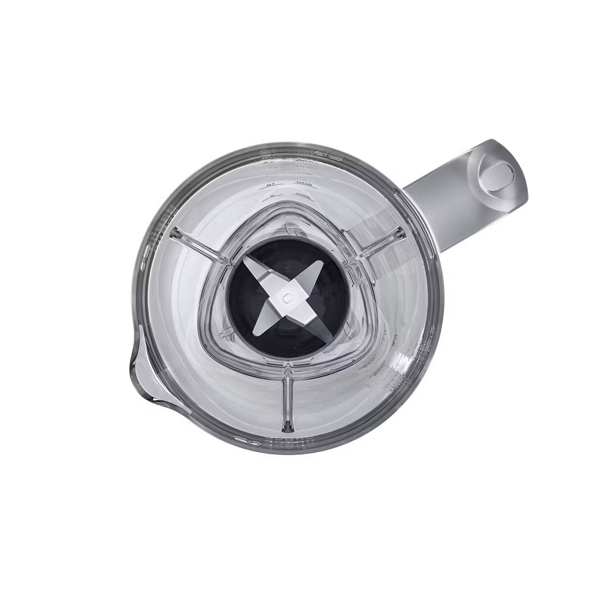 Widok z góry na przezroczysty dzbanek blendera z czarnym ostrzem. Dzbanek ma oznaczenia.